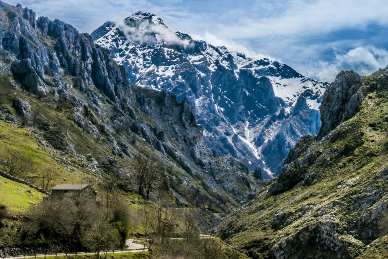¿Dónde encontrar descenso canoa y alojamiento en picos de Europa?