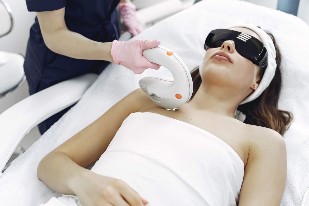 La depilación láser está de moda: Tratamiento en centro de belleza Ada Beauty
