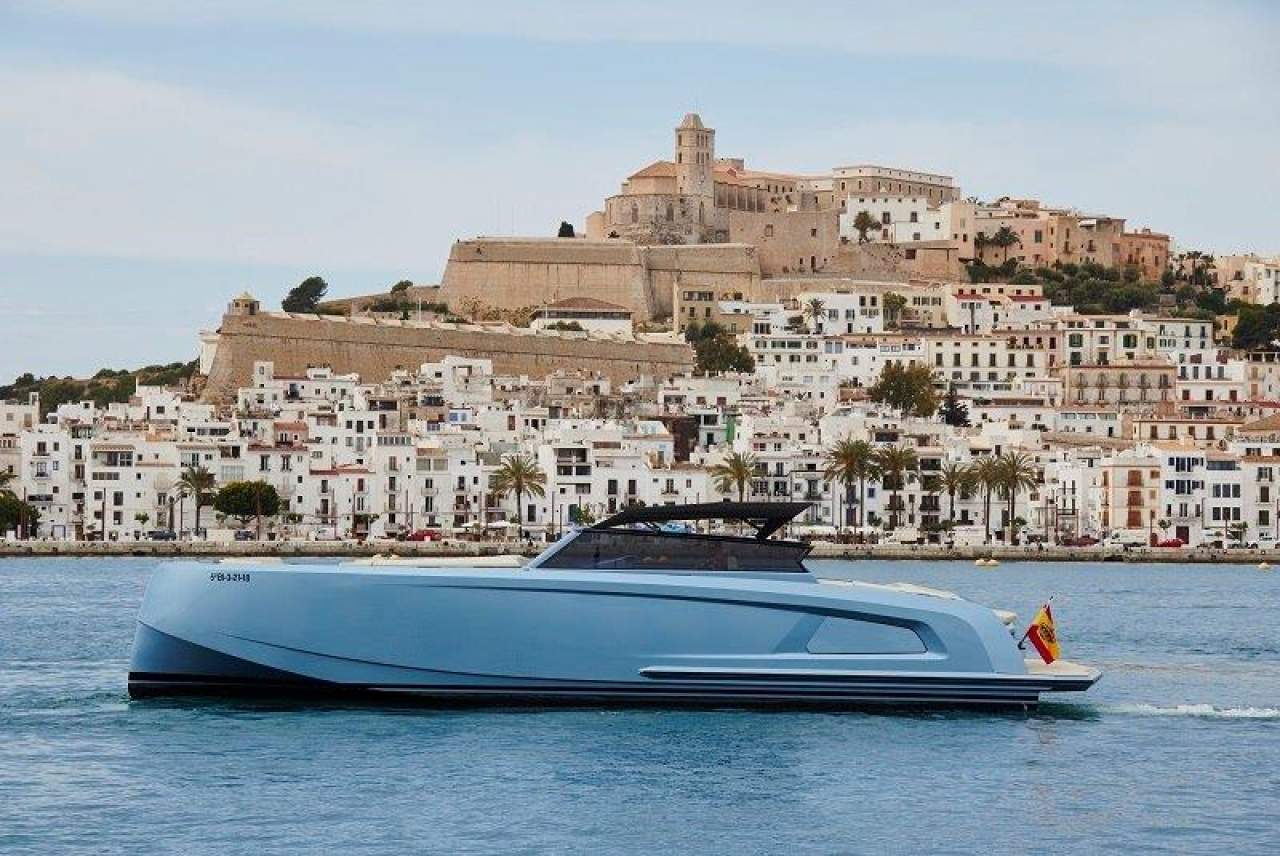 Flyboard Ibiza y otros deportes acuáticos en el Mediterráneo: Yacht IN Ibiza