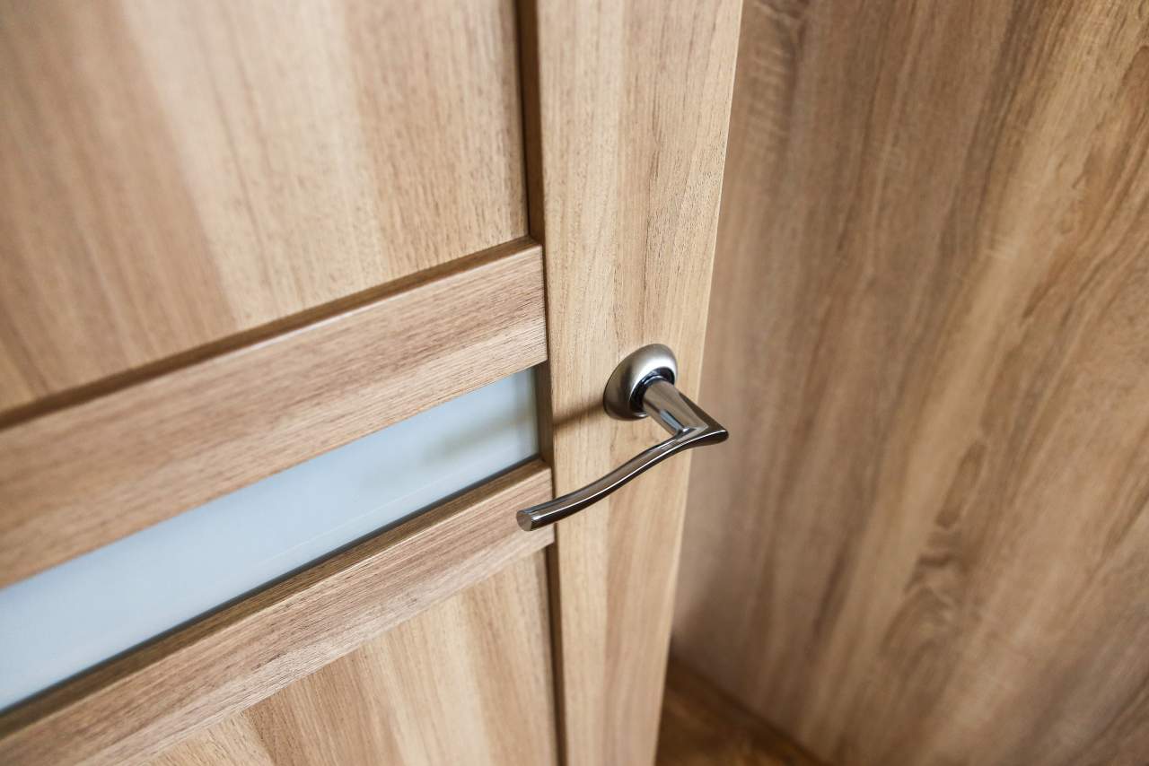 ¿Qué características proporcionan las puertas rústicas de interior de la empresa LosmaStudio?