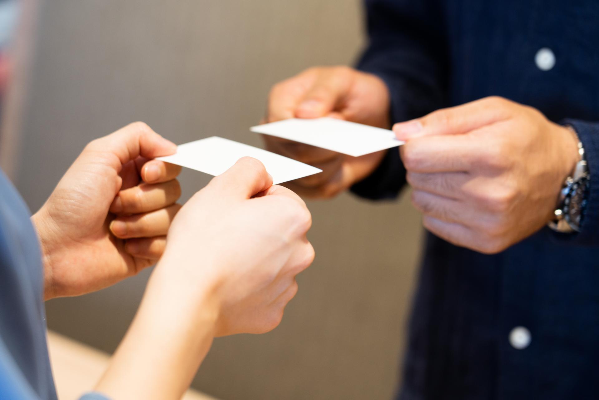 Renovar la tarjeta comunitaria en Barcelona: asesoramiento de Ramírez & Asociados