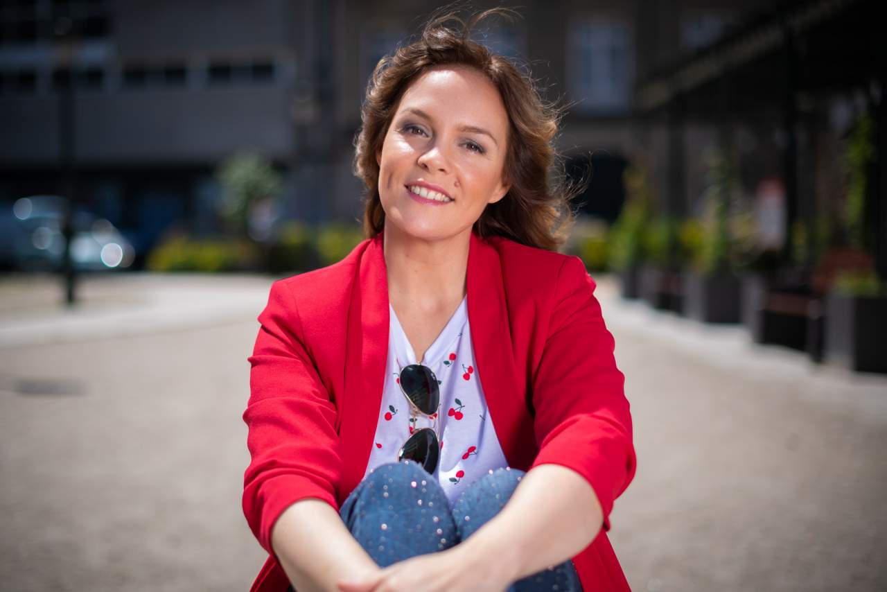 La fundadora de Creando Empresarias, Kelly González, explica a emprendedores cómo facturar más