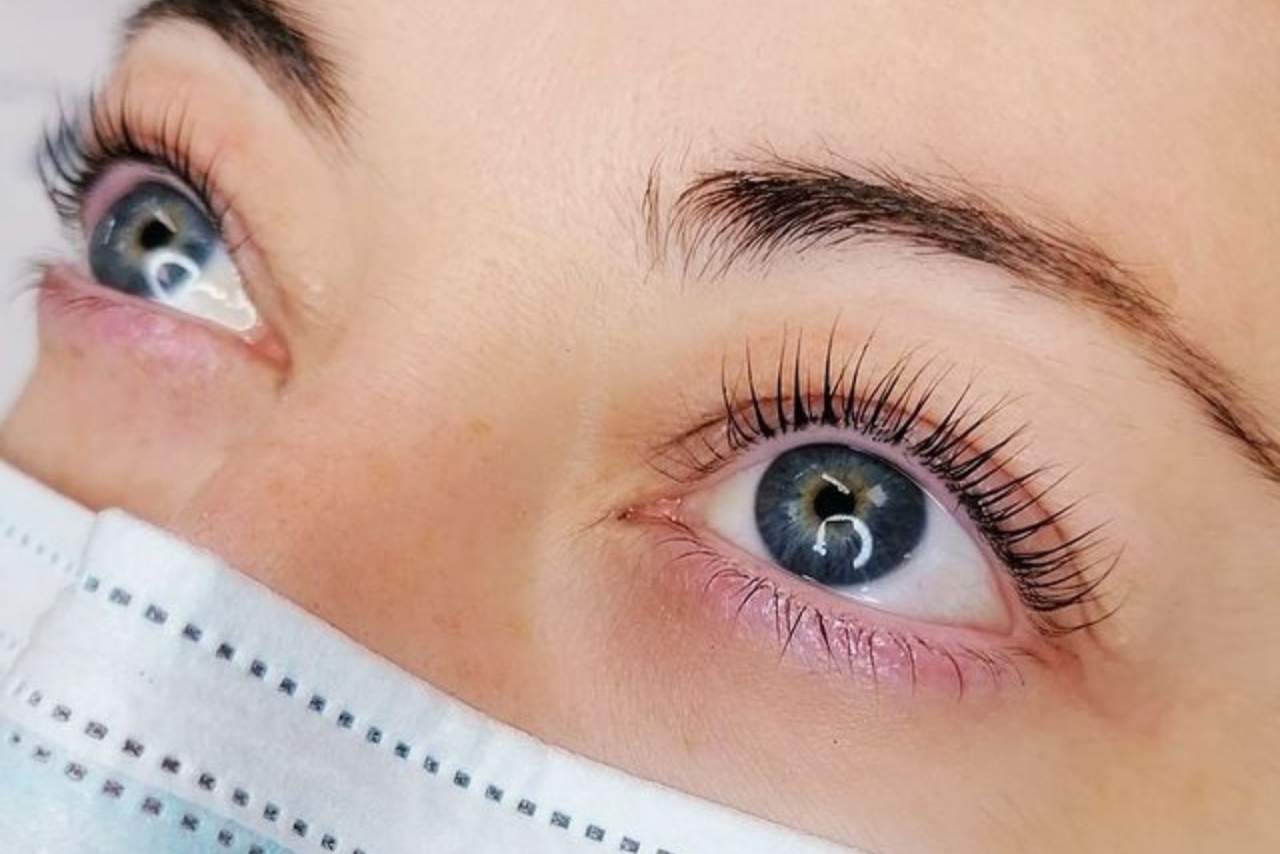 Los profesionales de Noa Nox ofrecen cursos de extensión de pestañas
