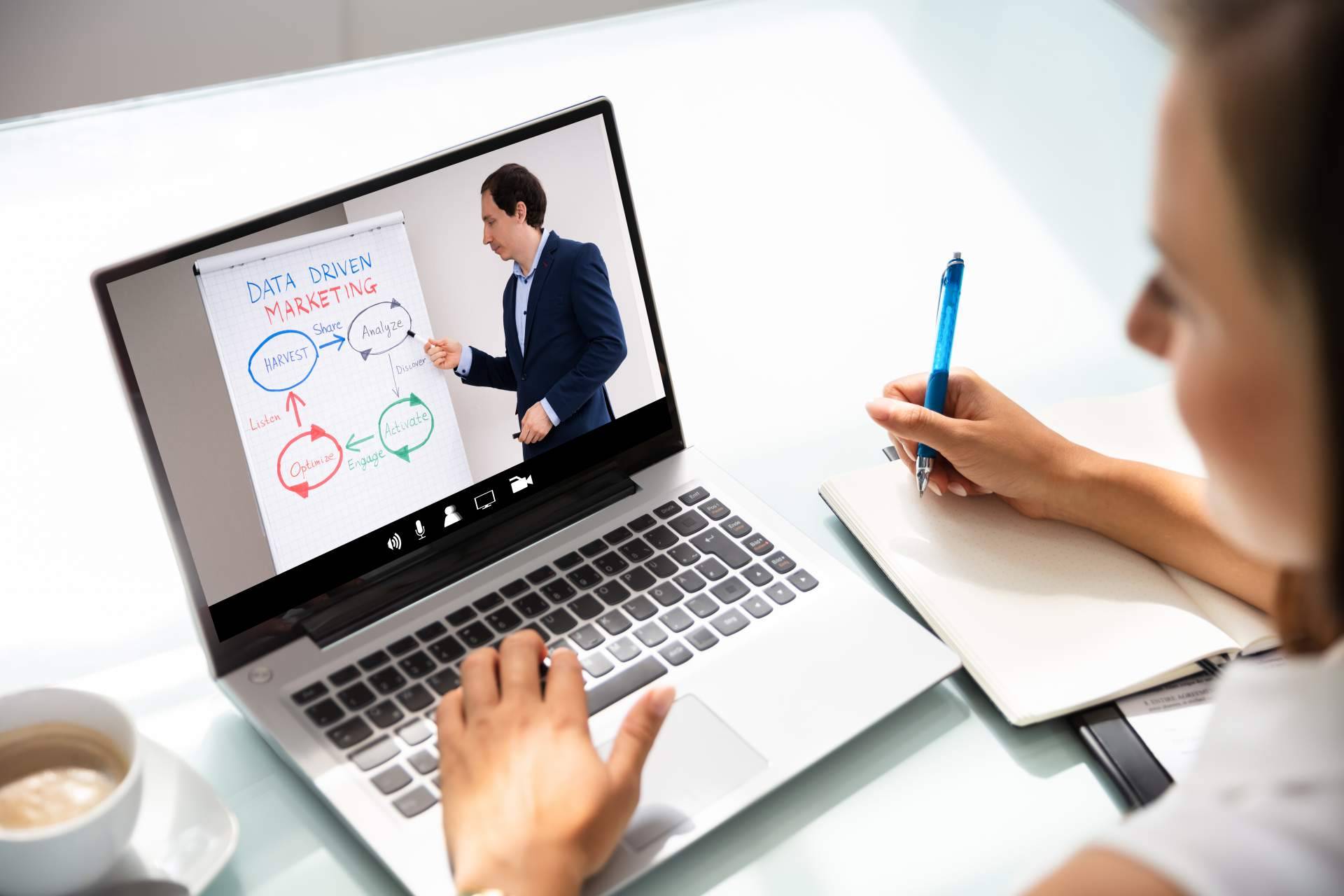 Transformar un negocio físico en un negocio digital de éxito con el método Academyland de la compañía Ulises Project