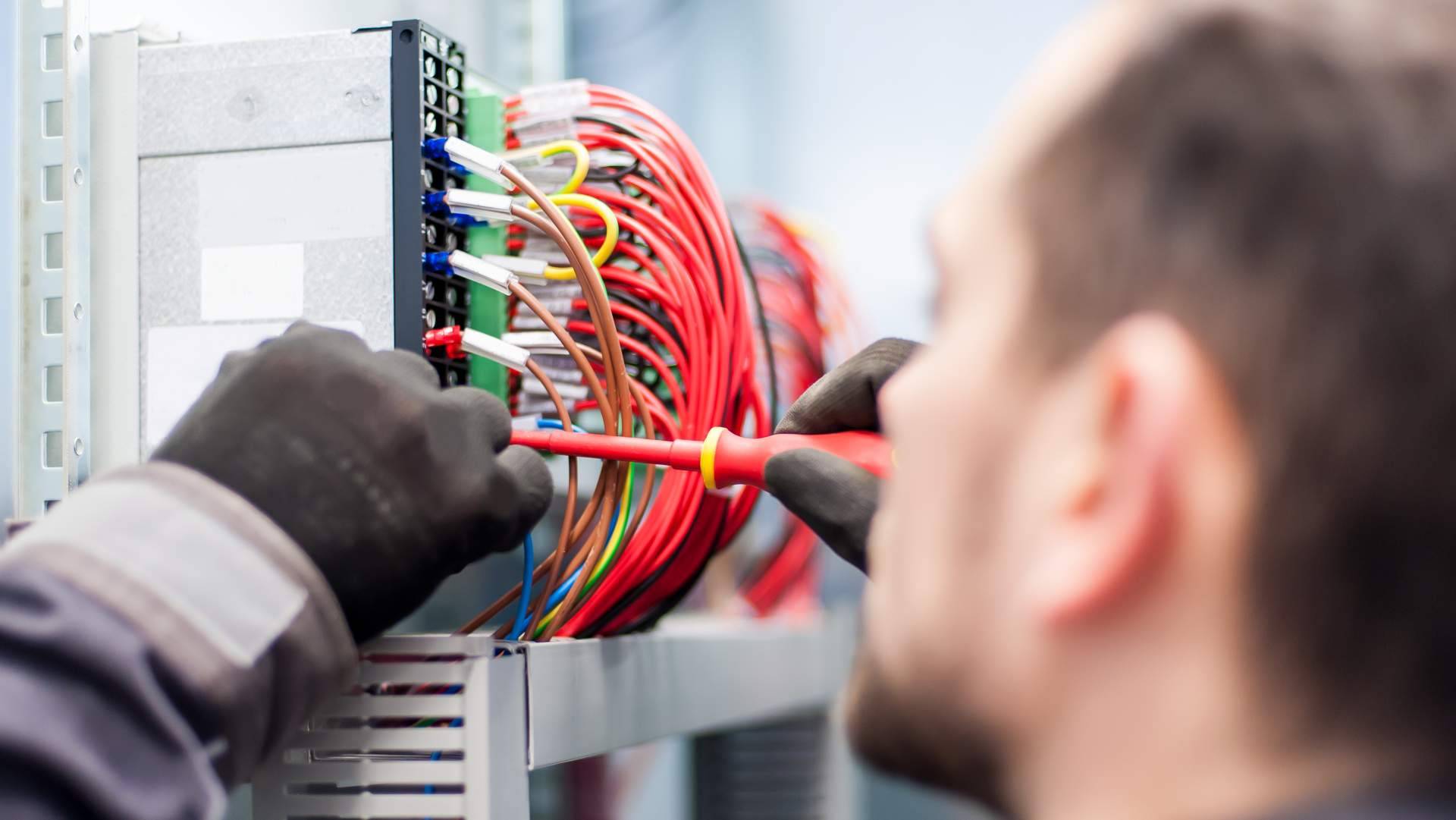 Trabajo Autónomos: la manera de encontrar electricistas profesionales en Málaga