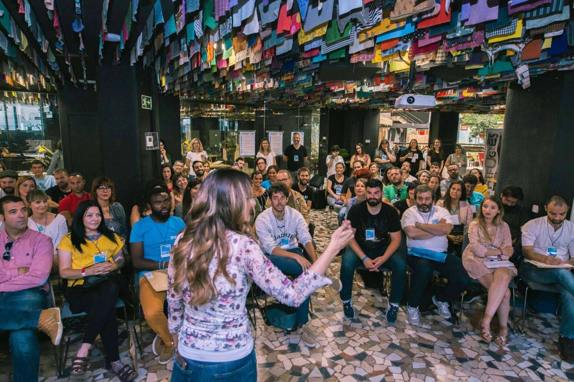 ¿Cómo hablar en público y tener éxito?: Mónica Galán Bravo, experta en comunicación verbal y no verbal