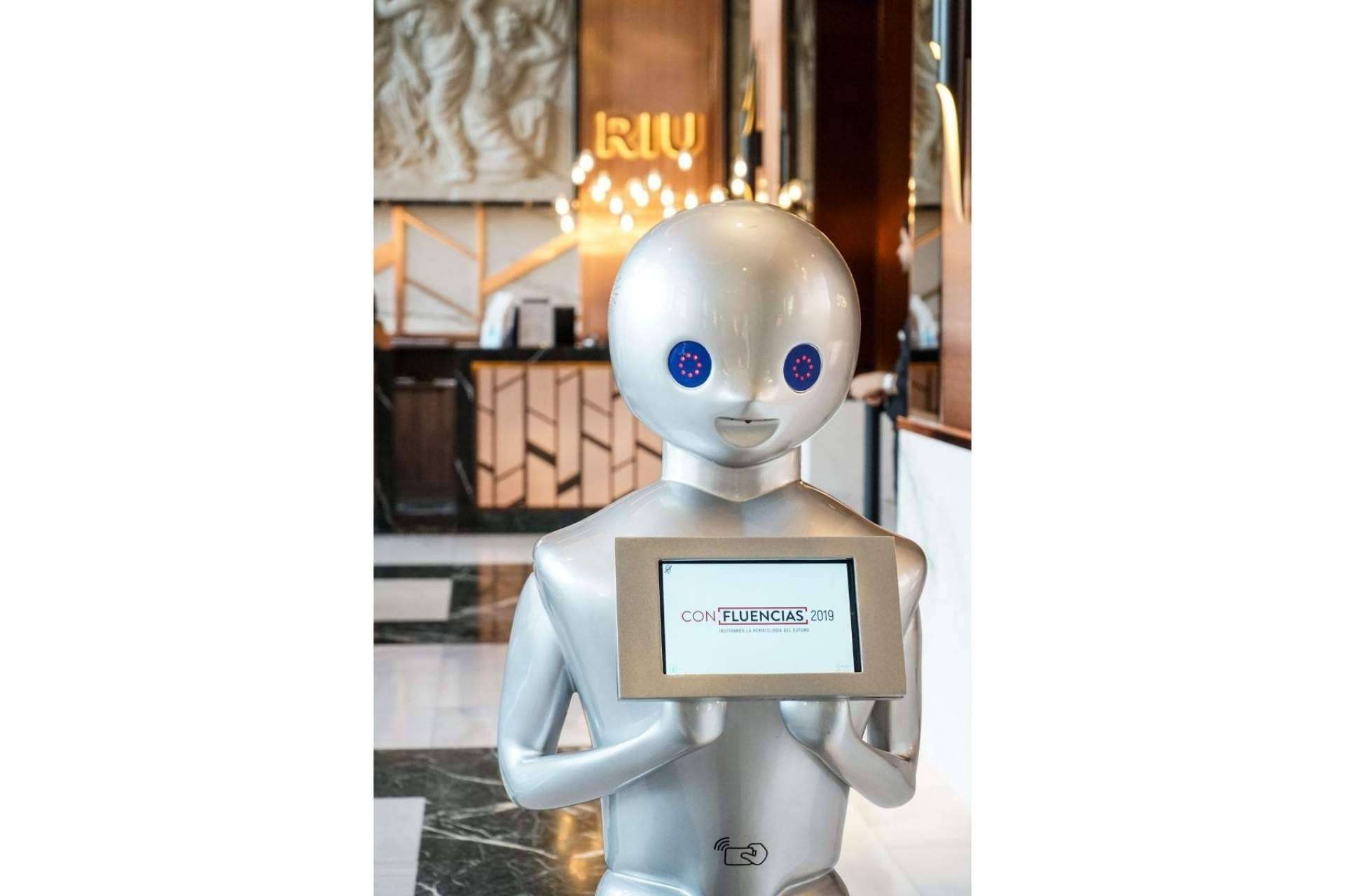 El robot recepcionista de Futura Vive permite la recepción de huéspedes en un hotel