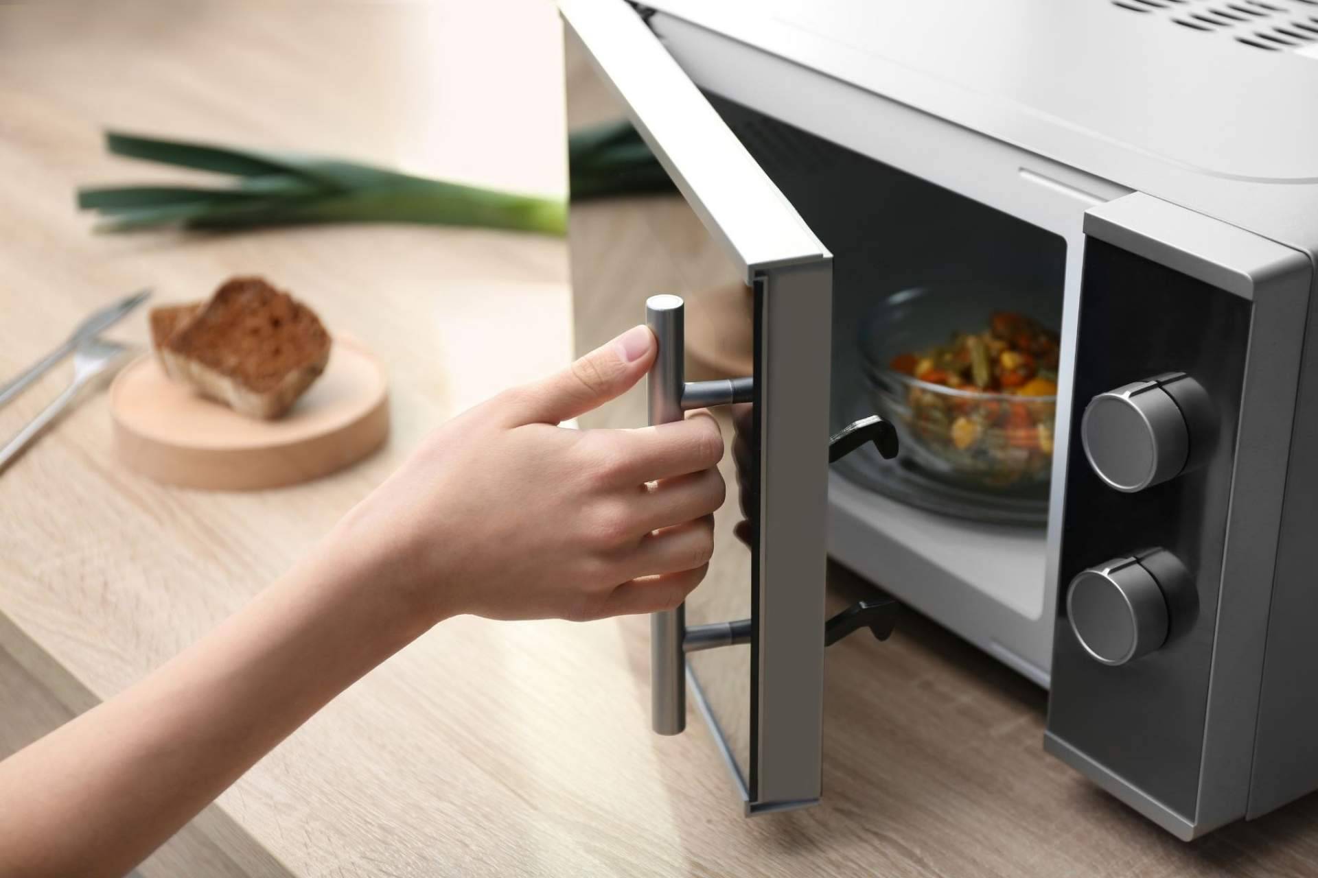 TOP Microondas: diferencias entre un microondas integrable y uno de superficie