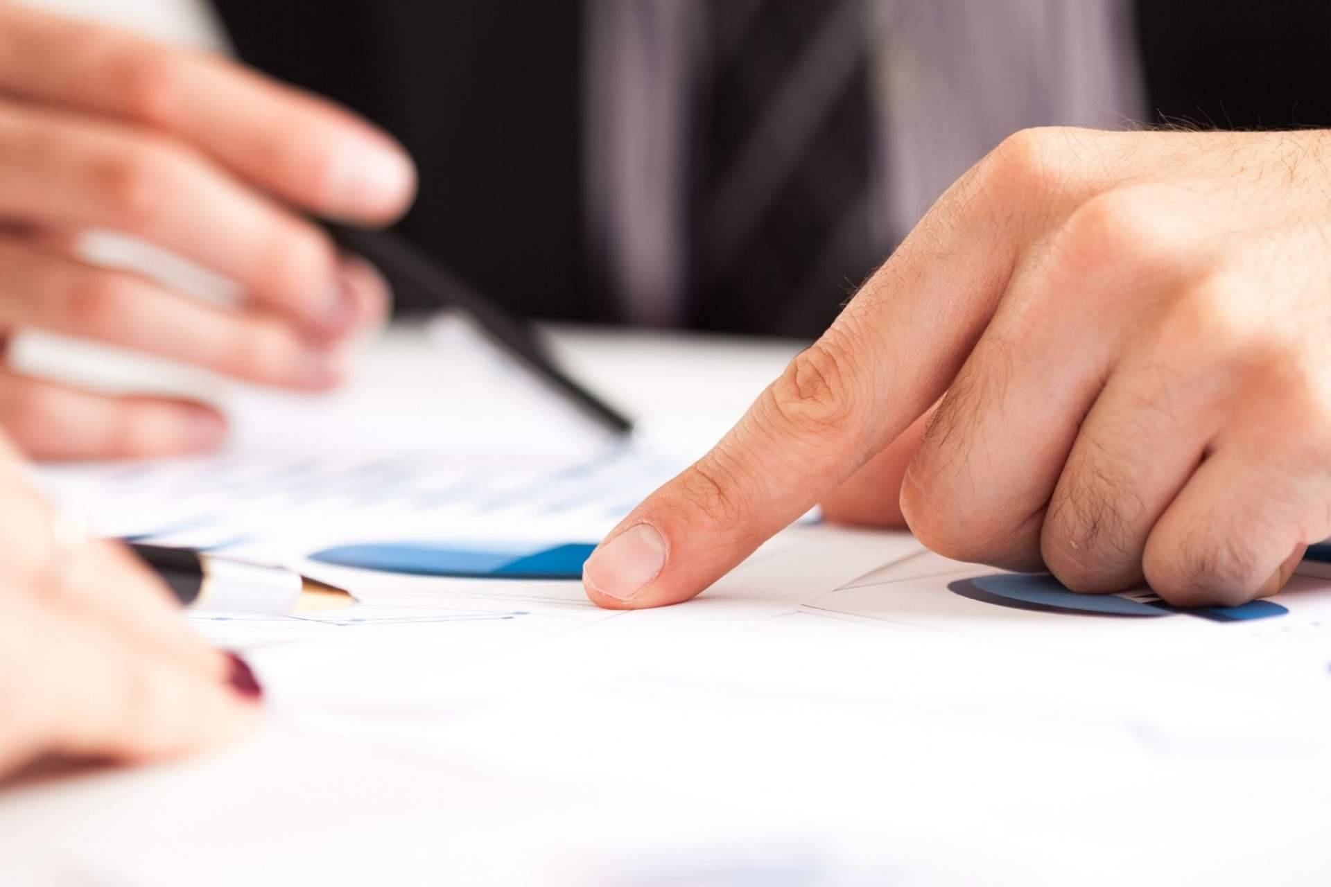 La compañía Fortuna ofrece un consultor financiero entre sus servicios