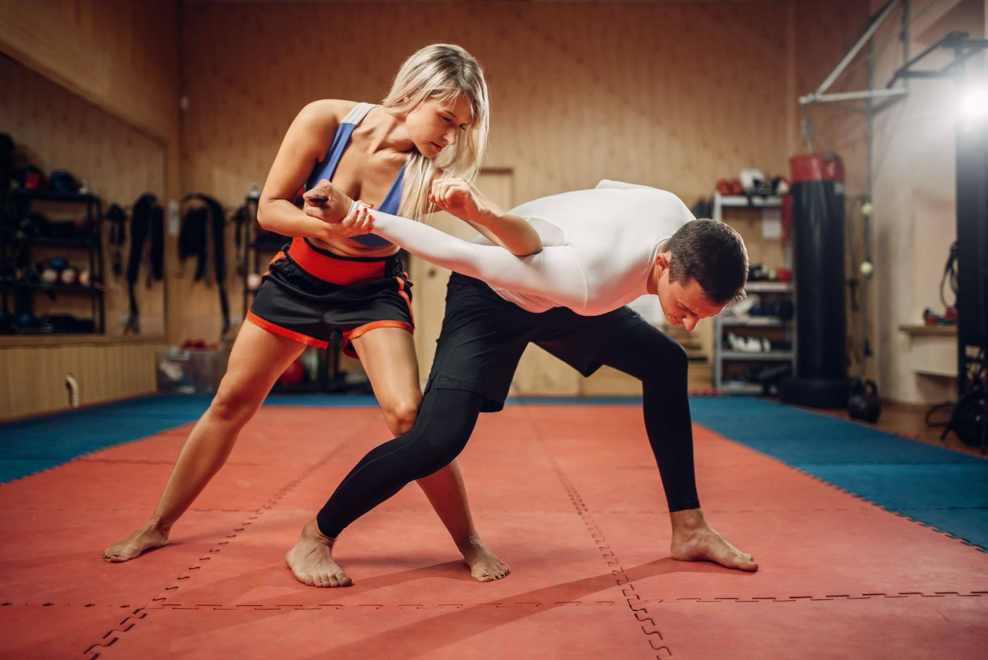 Defensa personal en la Escuela de Artes Marciales Mugendo Vallcarca : aprender a actuar ante un ataque o agresión