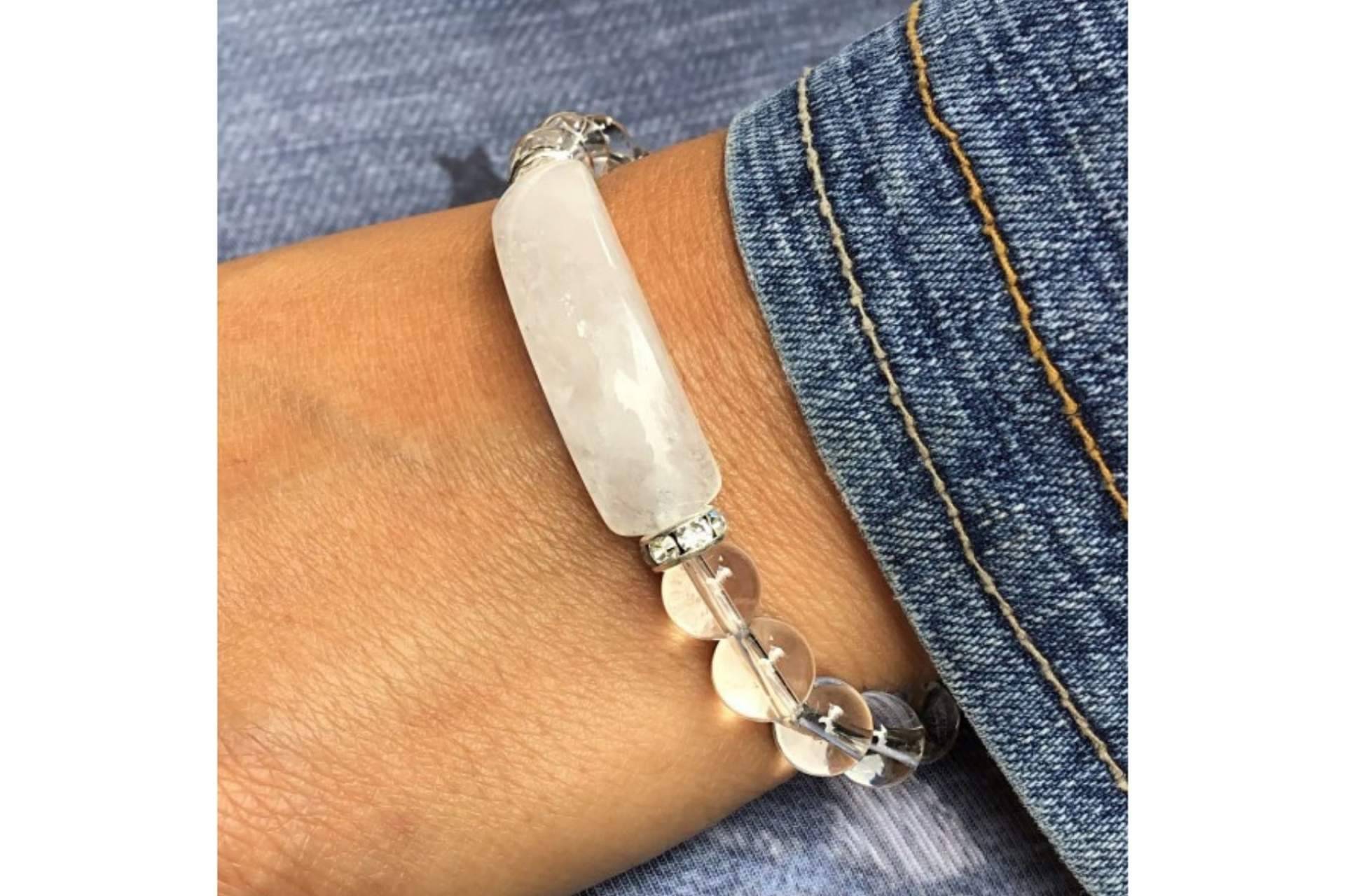 Los beneficios de los colgantes y pulseras de piedras energéticas de Tierra de Gemas
