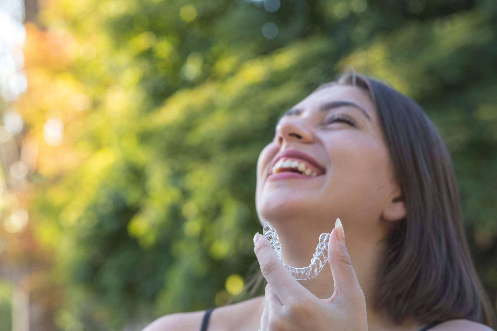 ¿Qué beneficios ofrece el tratamiento Invisalign? Clínica Mariana Sacoto Navia