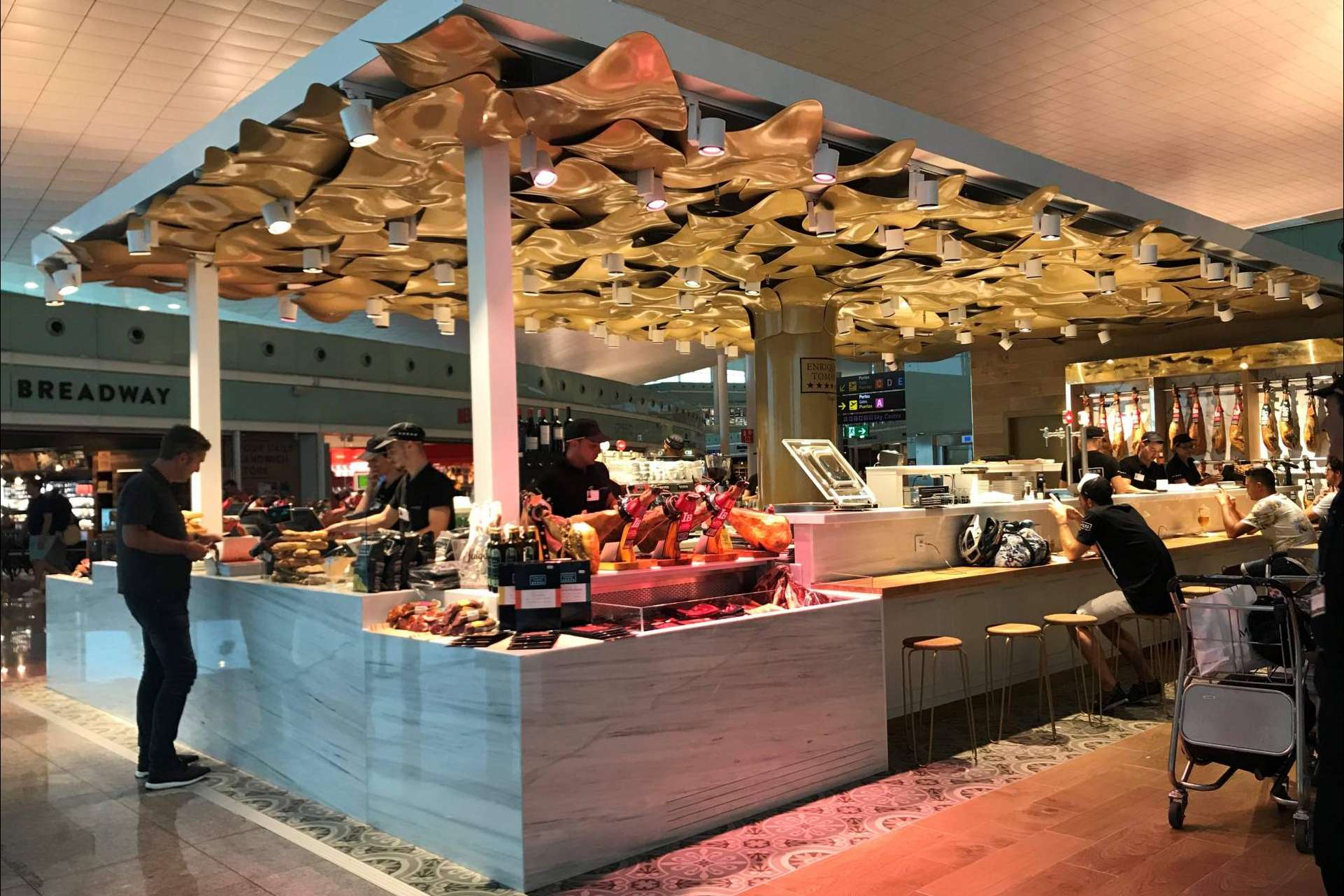 Enrique Tomás ofrece jamón de bellota ibérico de calidad