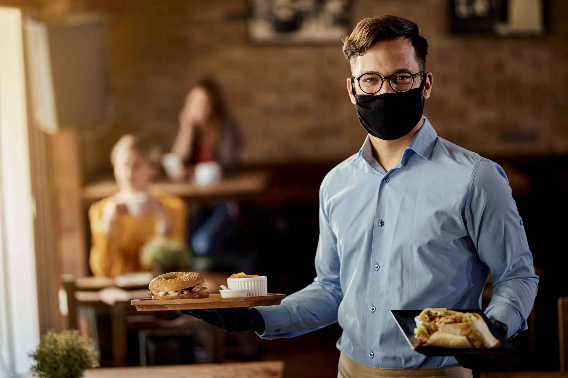 Los impagos en los sectores de la alimentación y el turismo experimentan una bajada por el fin de las restricciones, según Cobratis