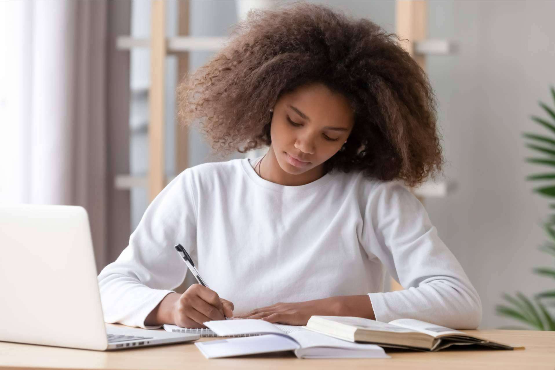 ¿Cómo aprobar el TFG con la academia online Ayuda Universitaria Cum Laude?