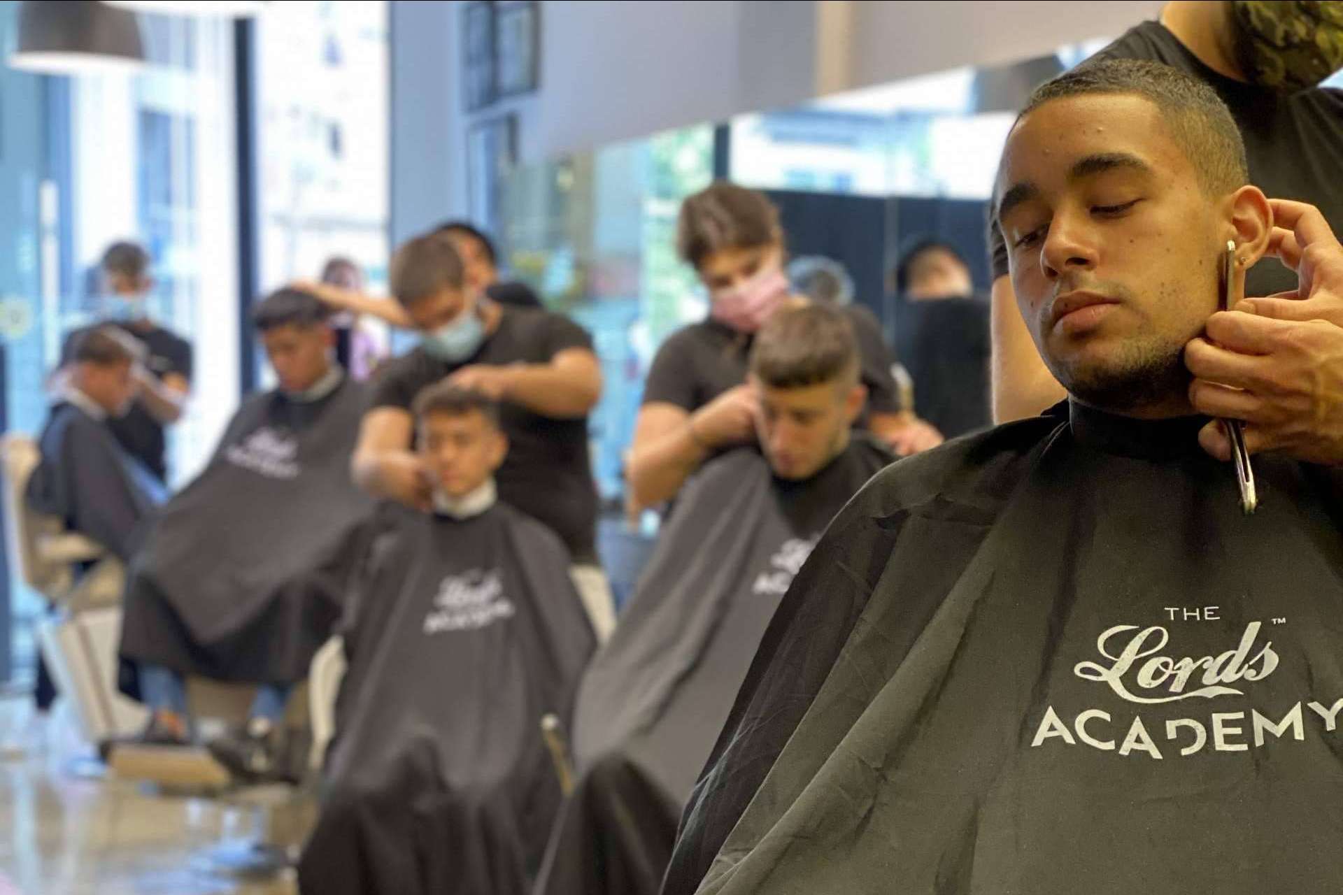 Formarse en The Lords Academy: curso de barbería profesional