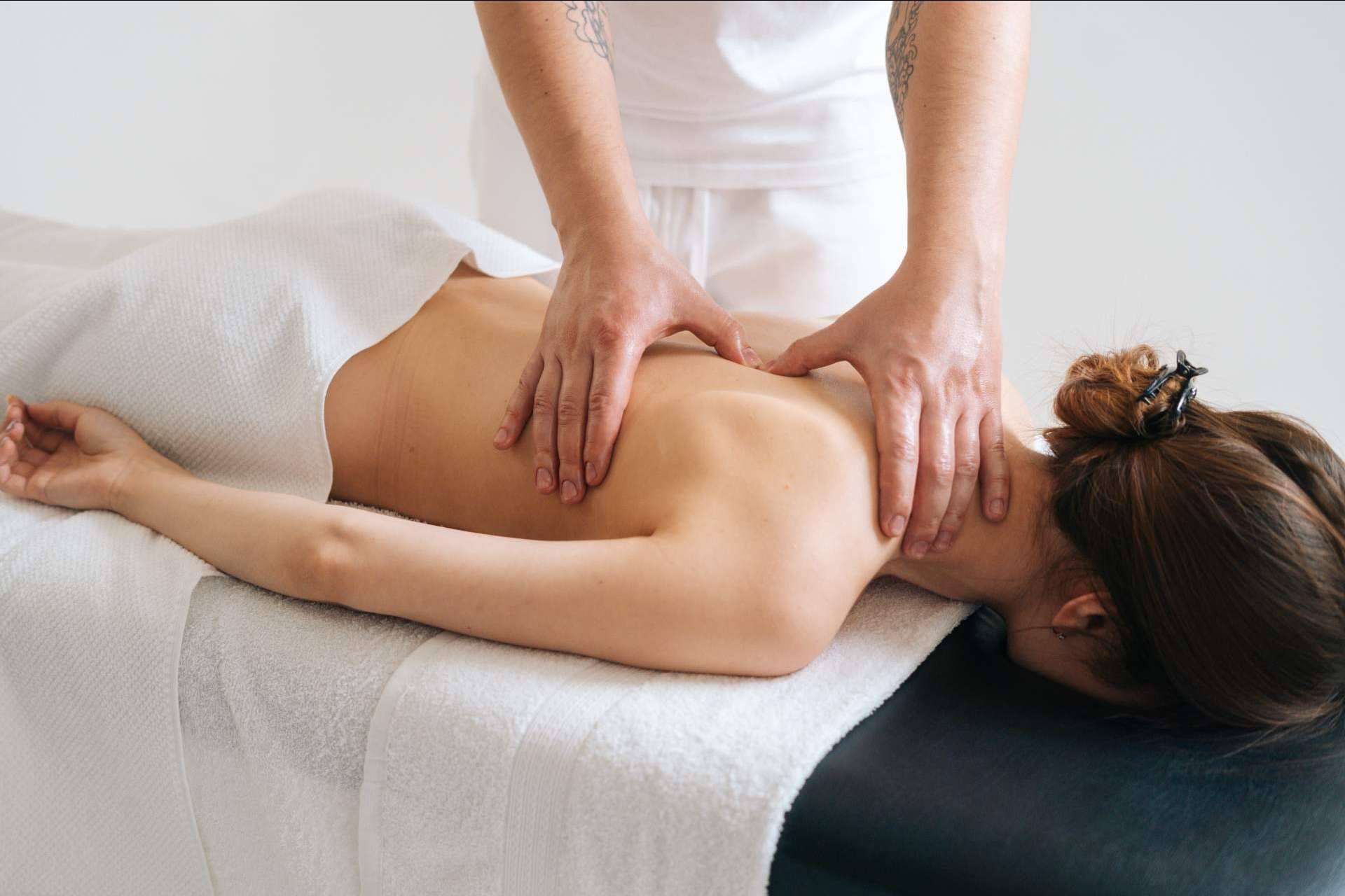 Del bienestar y beneficios que se consigue a través de los masajes descontracturantes de Lakshmibcn