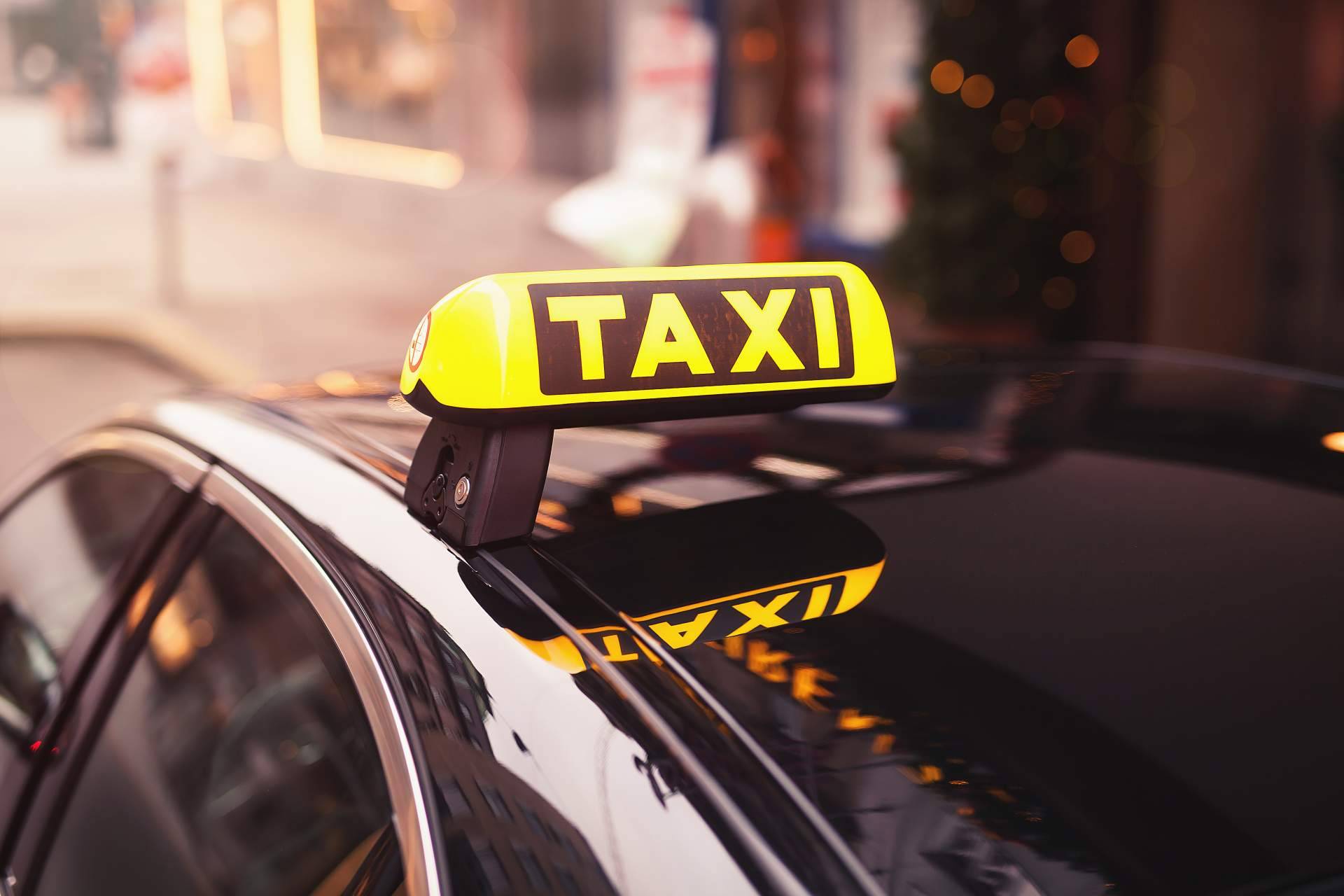 Coger un taxi Málaga - Marbella seguro y cómodo: Taxi Málaga Airport Charly Transfer 24 Hours