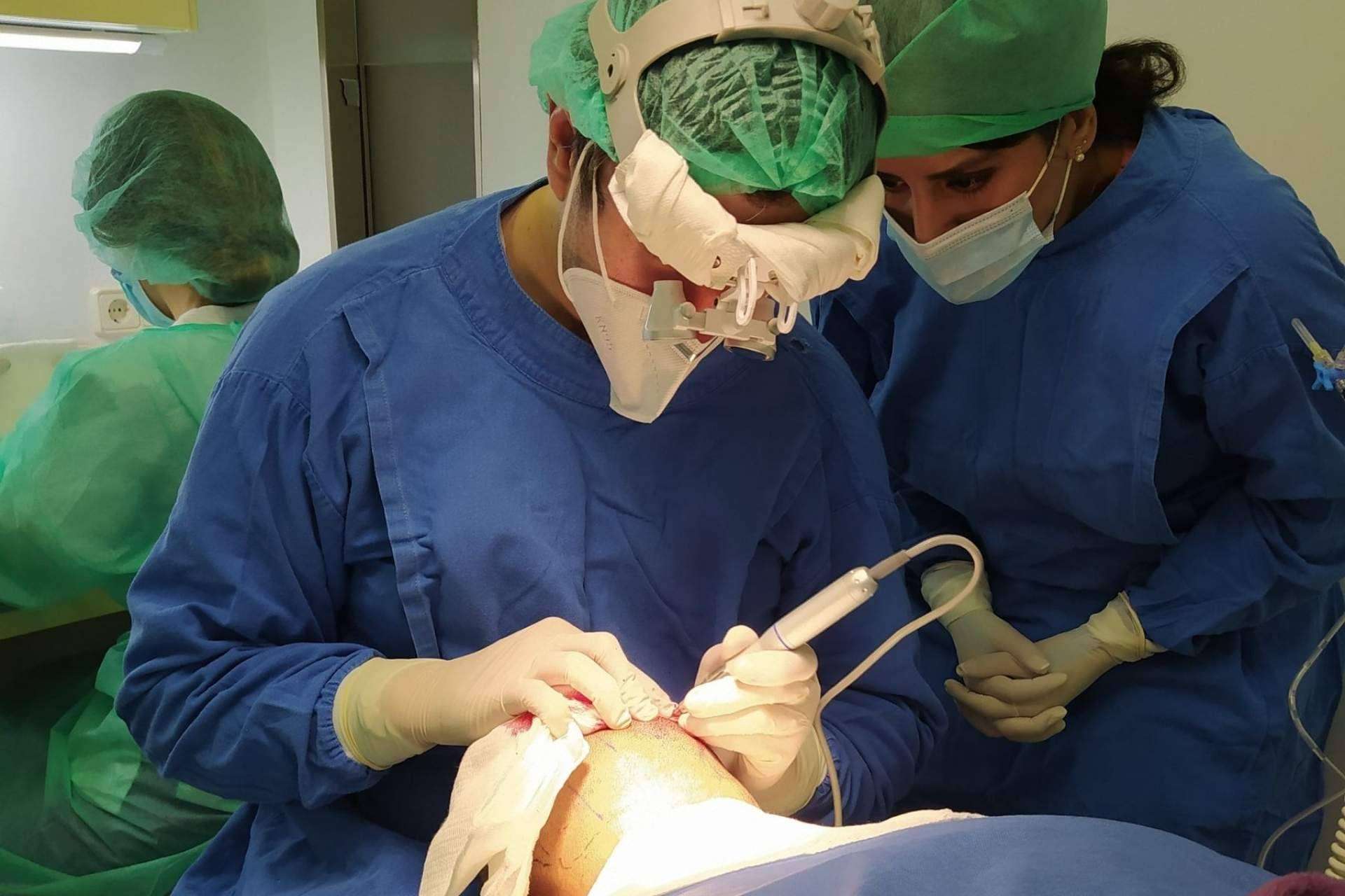 La técnica del microinjerto capilar realizada por Clínica Tarrazo, la clínica estética de Alcobendas