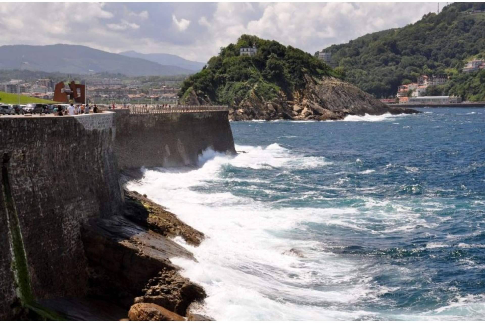 Realizar un paseo turístico por la bahía y la costa de San Sebastián es posible con el catamarán Ciudad San Sebastián