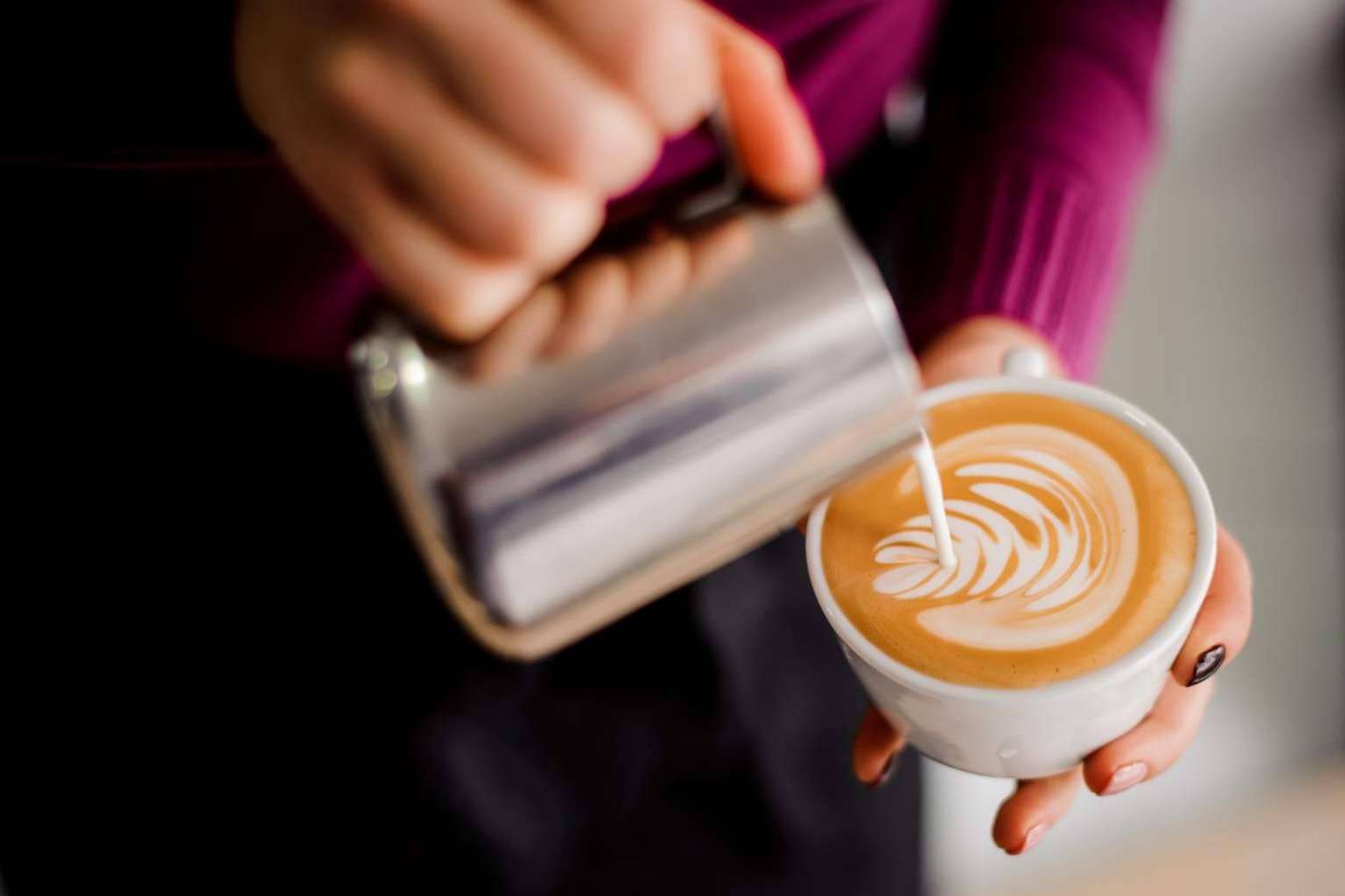 Vivir la sensación única de desayunar en una cafetería local de Madrid de la mano de Cafetería Las Palmeras