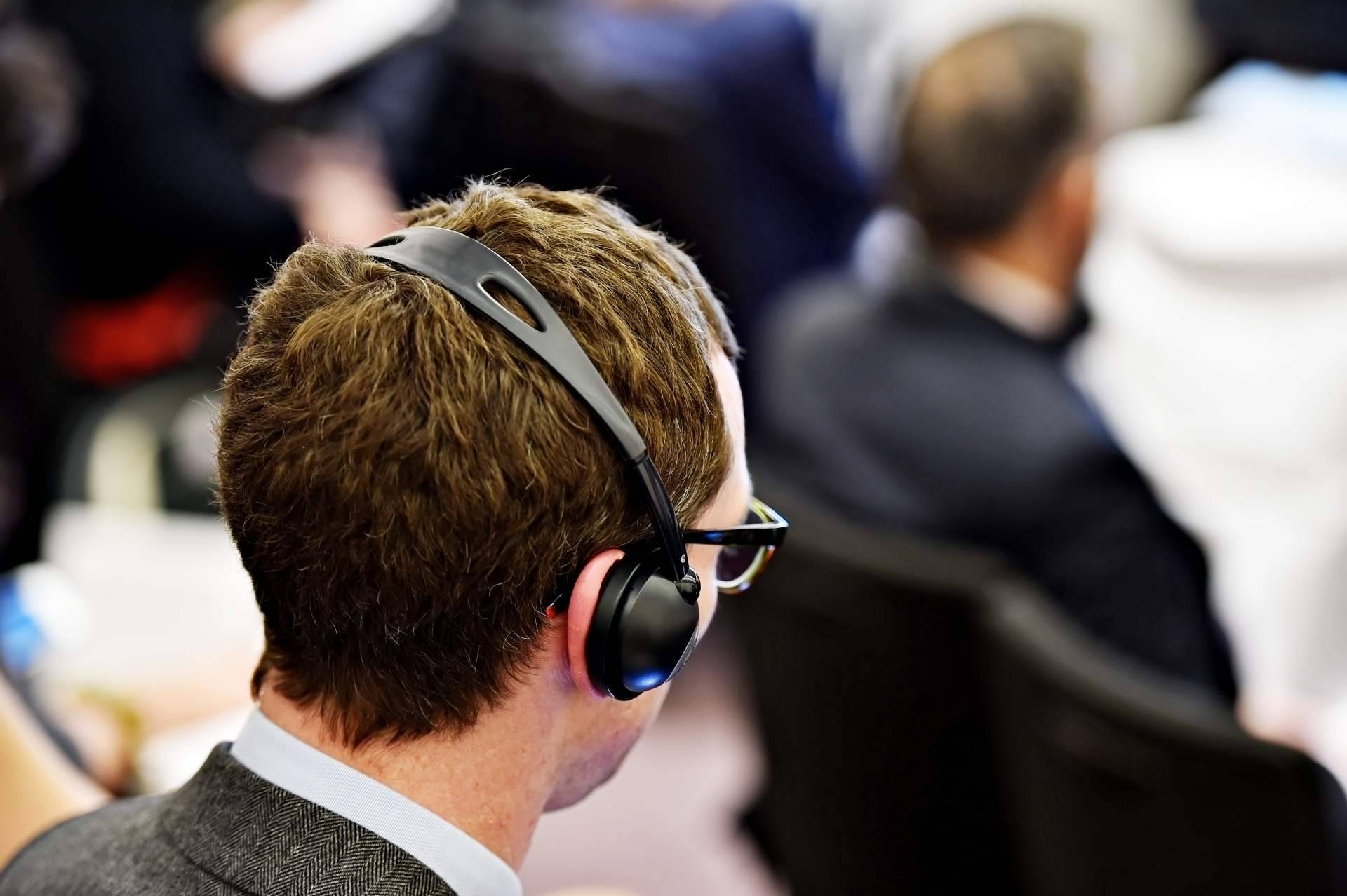 Una de las mejores herramientas para entender otros idiomas: el traductor de voz con auriculares de Traductor.one