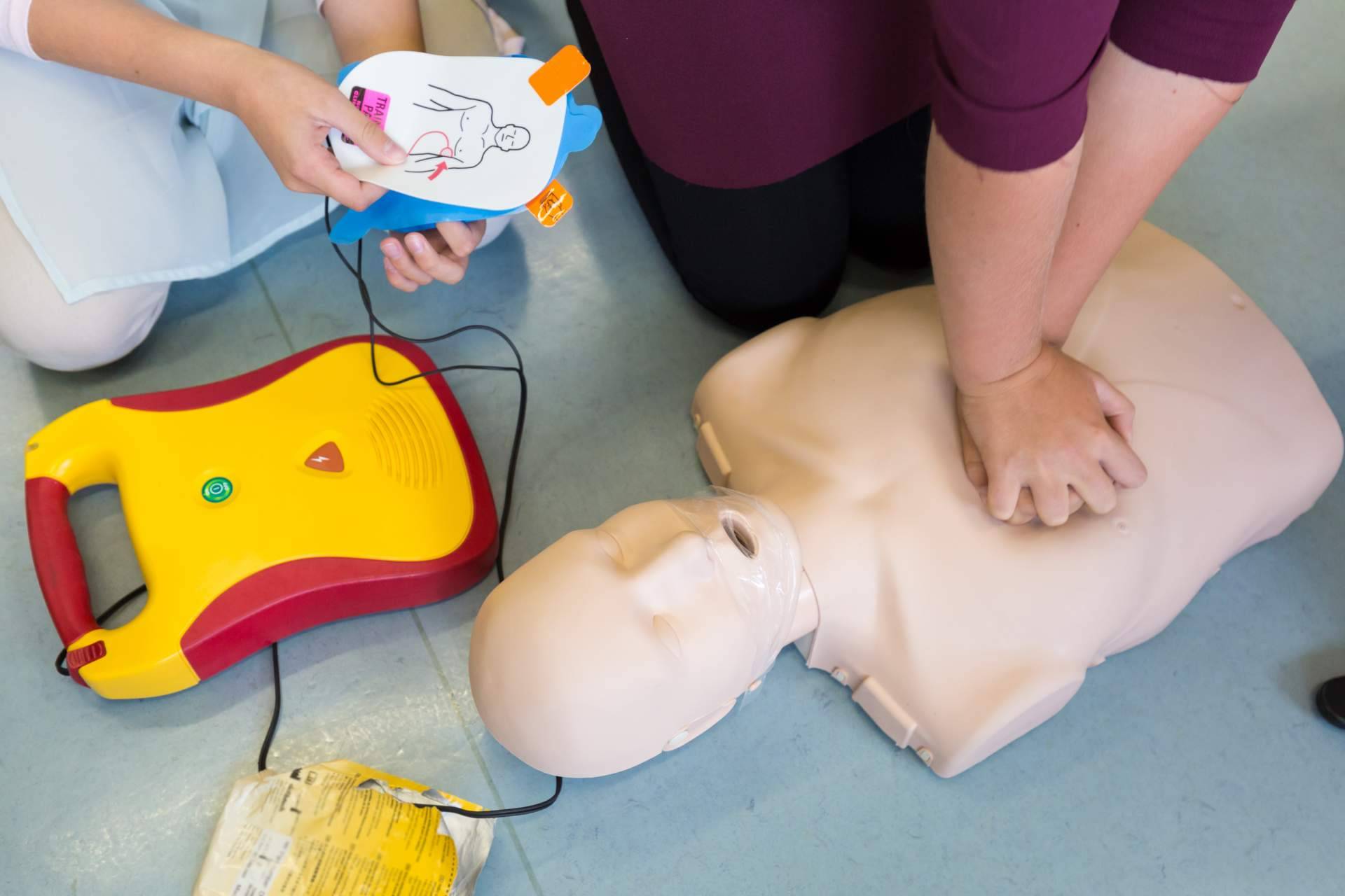 Desfibriladores y cursos de emergencias de Esforem
