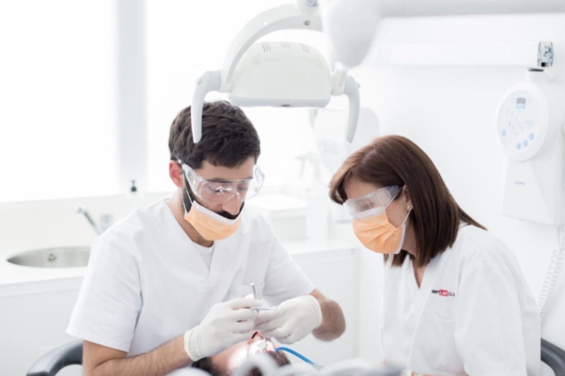 La clínica dental de referencia en implantes dentales en Valencia es Implant Clinics