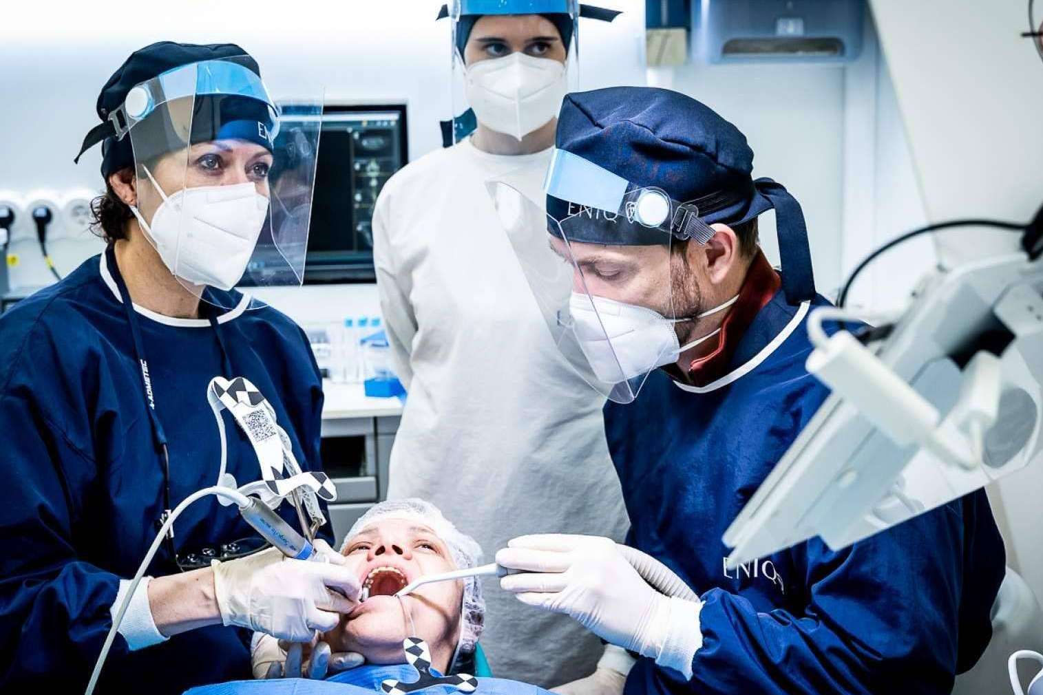 ¿Qué son los implantes dentales con cirugía de navegación dinámica?: Clínica Eniq