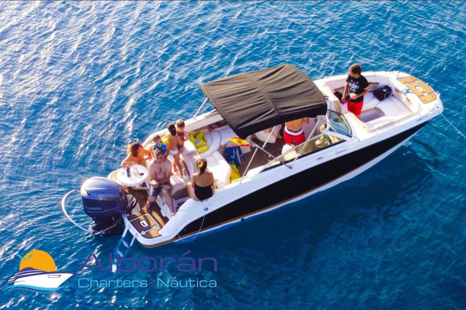 Disfrutar durante todo el año de los paseos en barco con Alboran Charters