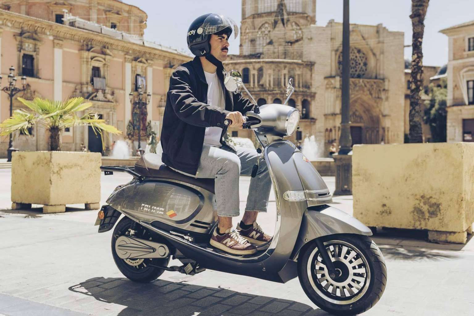¿Qué beneficios presenta desplazarse con las motos eléctricas de la empresa moty?