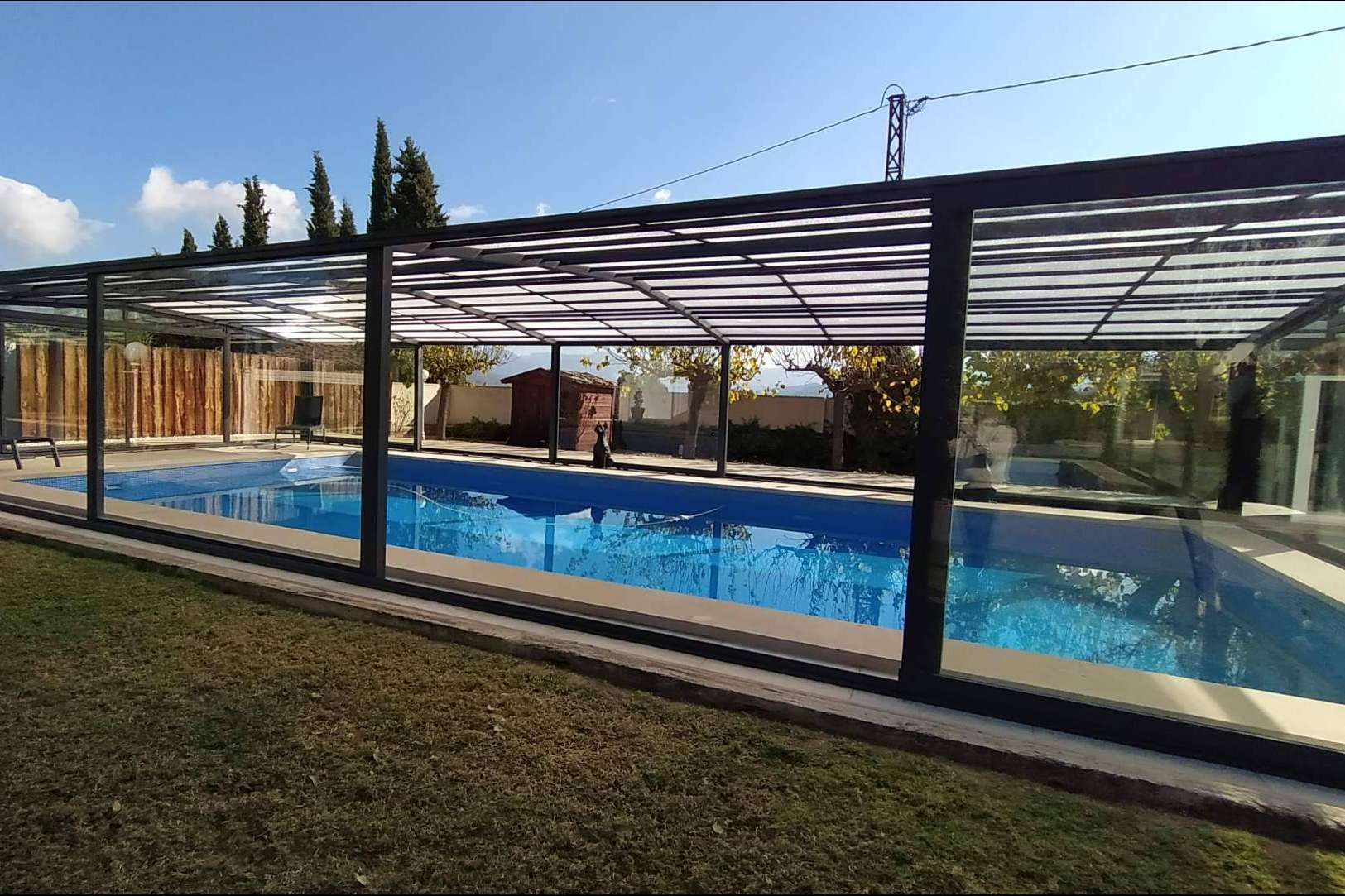 Mayor seguridad a las piscinas con las modernas coberturas de vidrio de COVERTTO