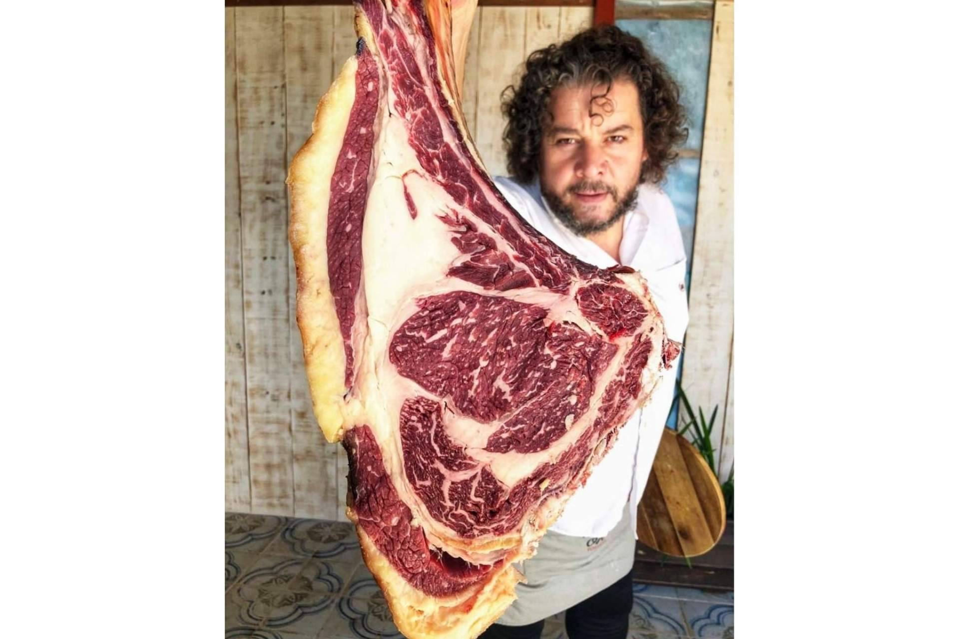 El hombre que pasea las carnes y Taberna A de Lino, toda una referencia en carne y vino en Galicia