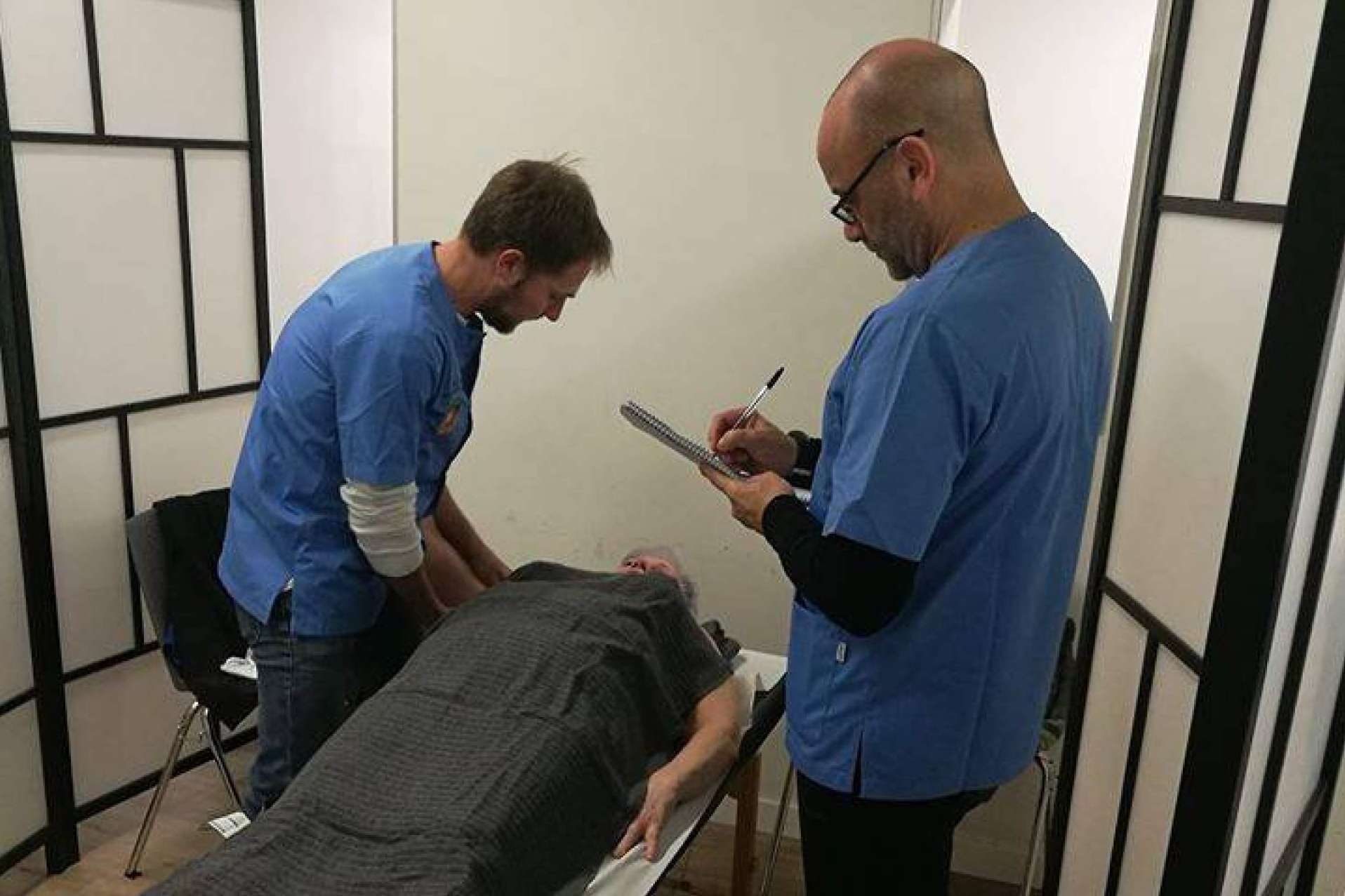 Tratar los dolores cervicales con osteopatía, por Instituto Internacional de Osteopatía Avanzada