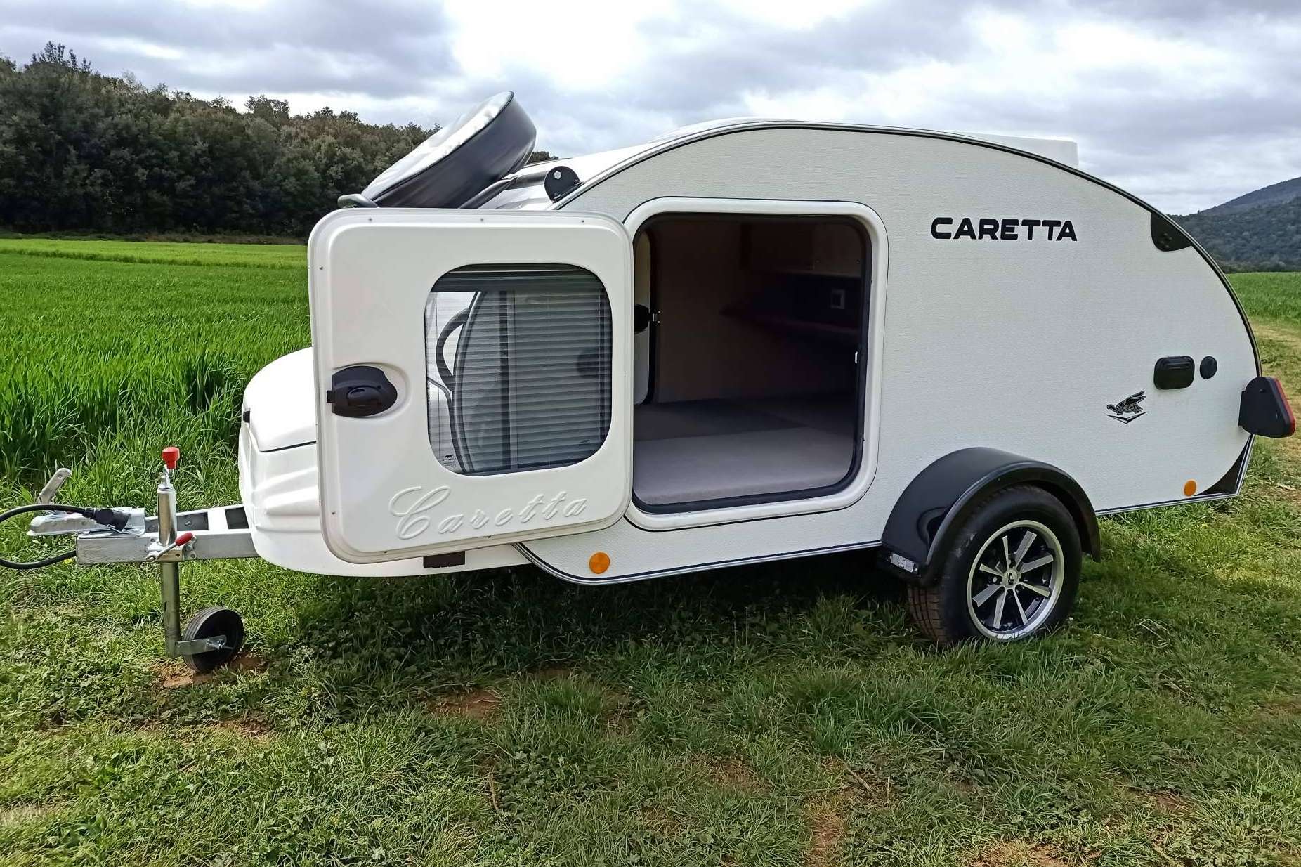 Minicaravanas.com vende caravanas pequeñas con baño y equipamiento para dos personas