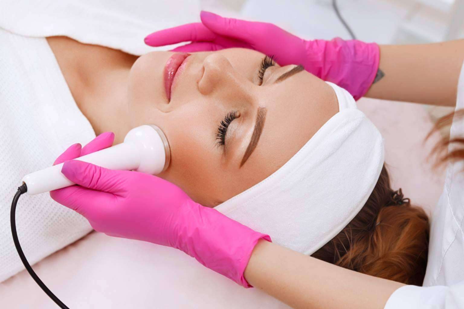 Tratamiento facial antimanchas para lograr una piel de porcelana y otros tratamientos faciales icónicos de MiCleo&Co