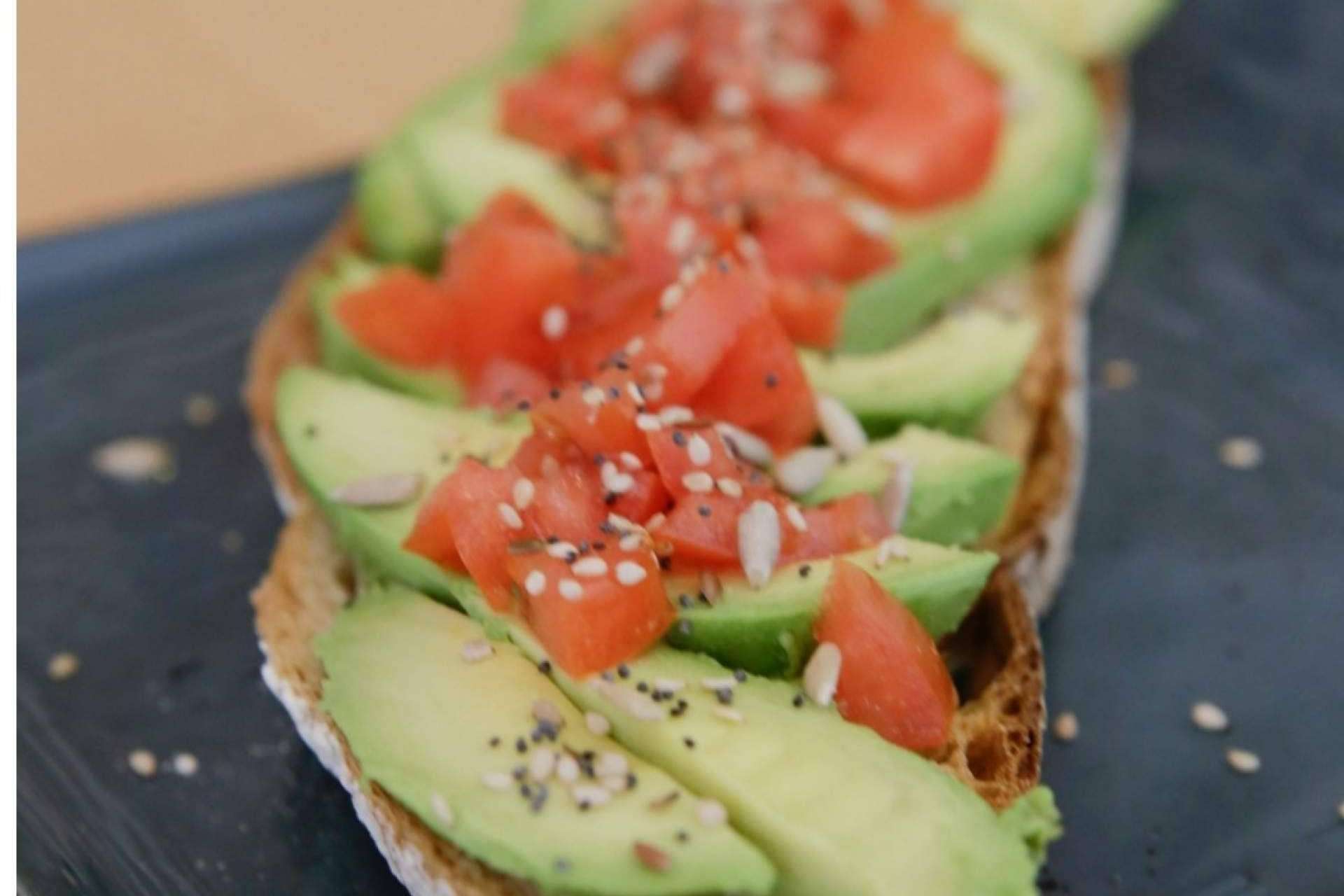 El Patio Vertical de Madrid permite disfrutar de un desayuno de tostadas de aguacate y café