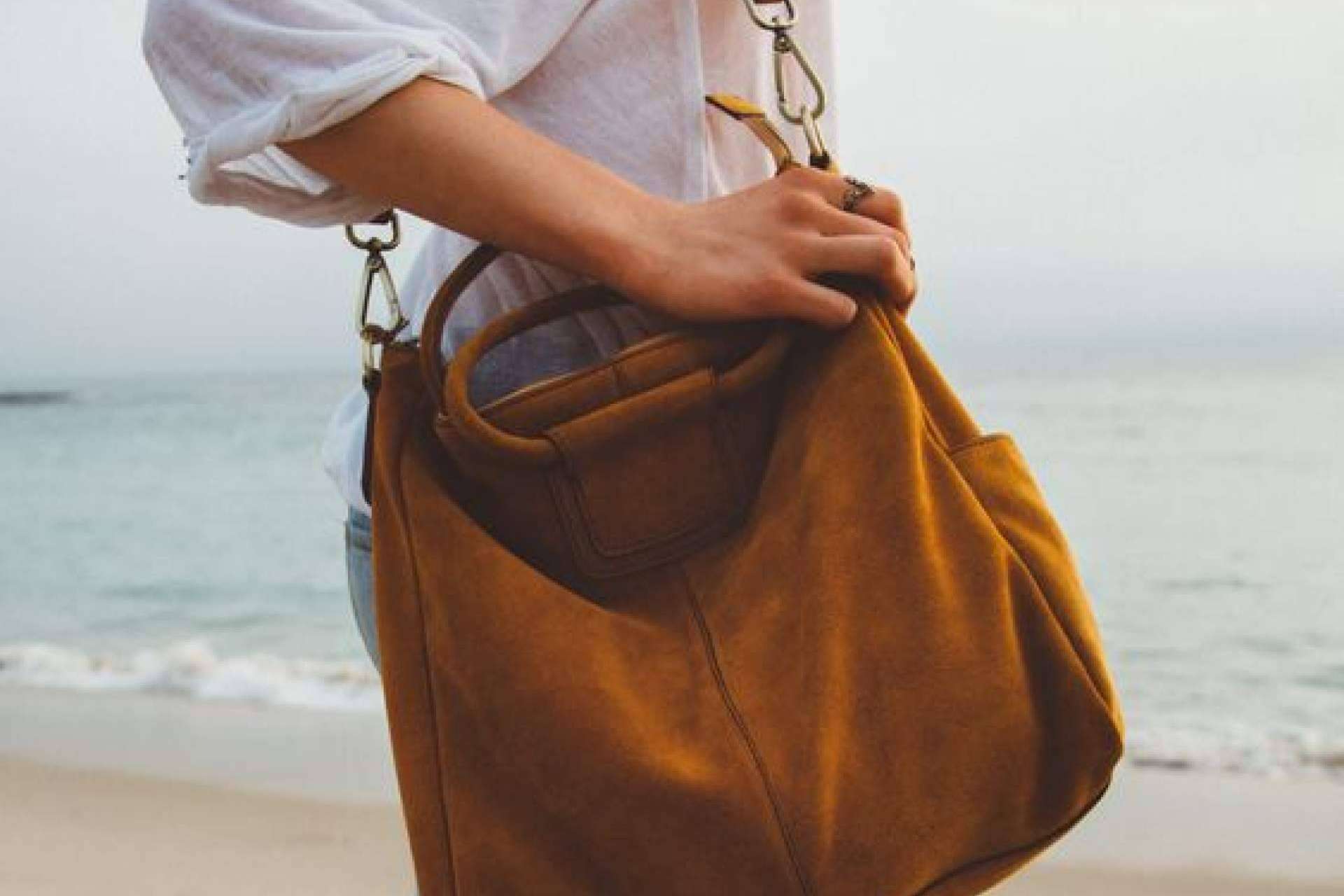 Elegancia y originalidad destacan en los bolsos de piel de Lola Amara