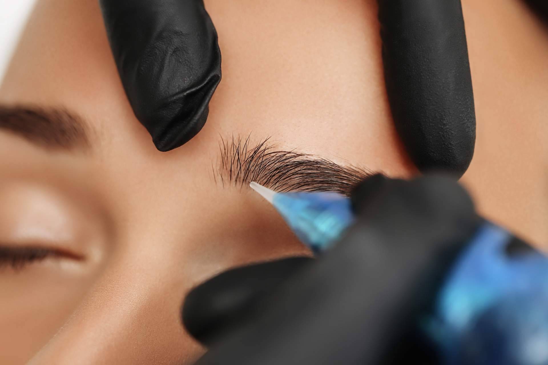 En Clínicas Dr. Pelo, mediante el microblanding se puede llevar a cabo el diseño de cejas 3D