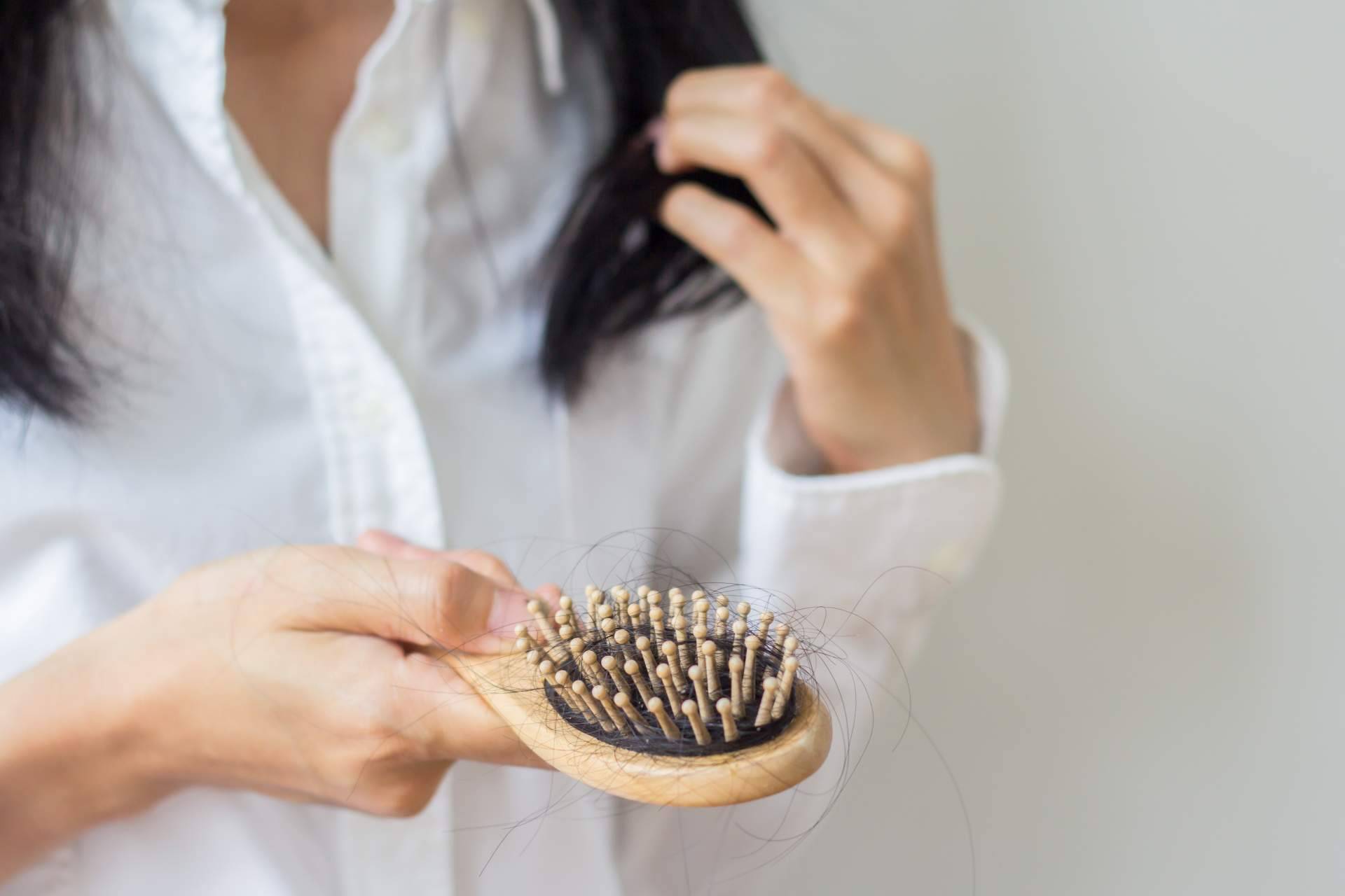 Tratar la piel del cuero cabelludo cuando el cabello se cae debido a tratamientos oncológicos con la ayuda de CharoConector Healthy Style