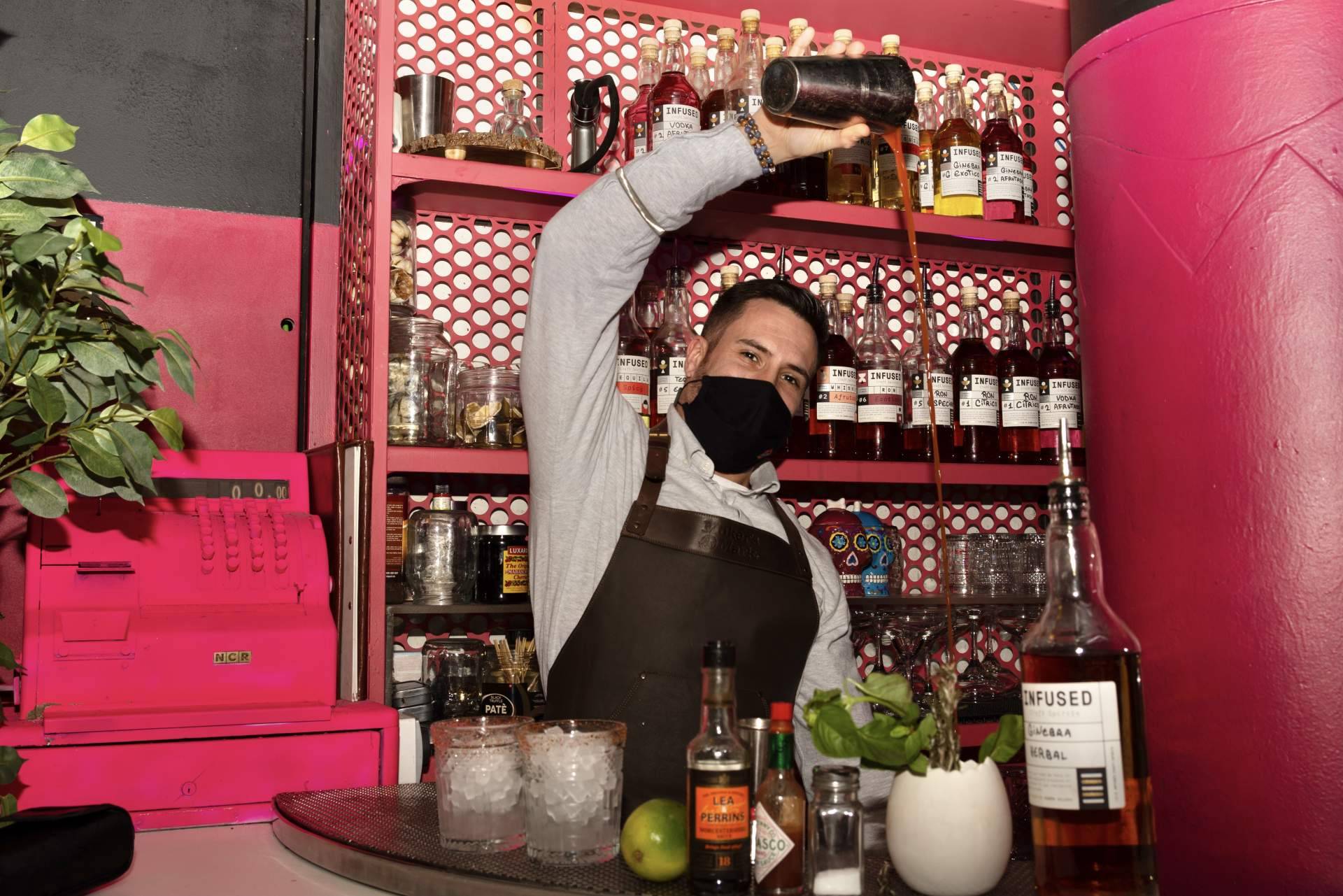 En Madrid, una coctelería de moda con su propia marca de alcohol artesanal es Enbabia Infused