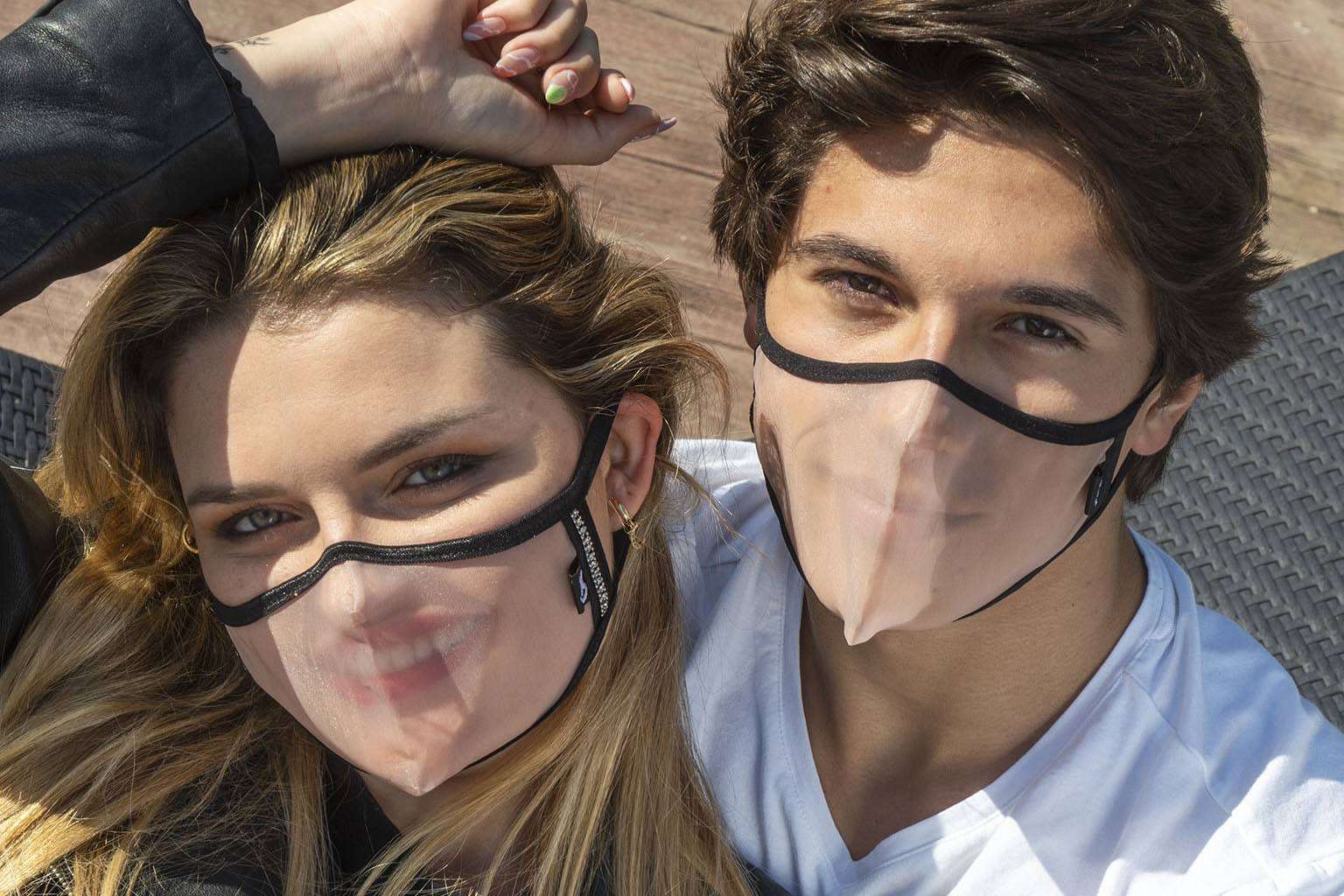 Xula ayuda a comunicarse a las personas con minusvalía auditiva con sus mascarillas transparentes