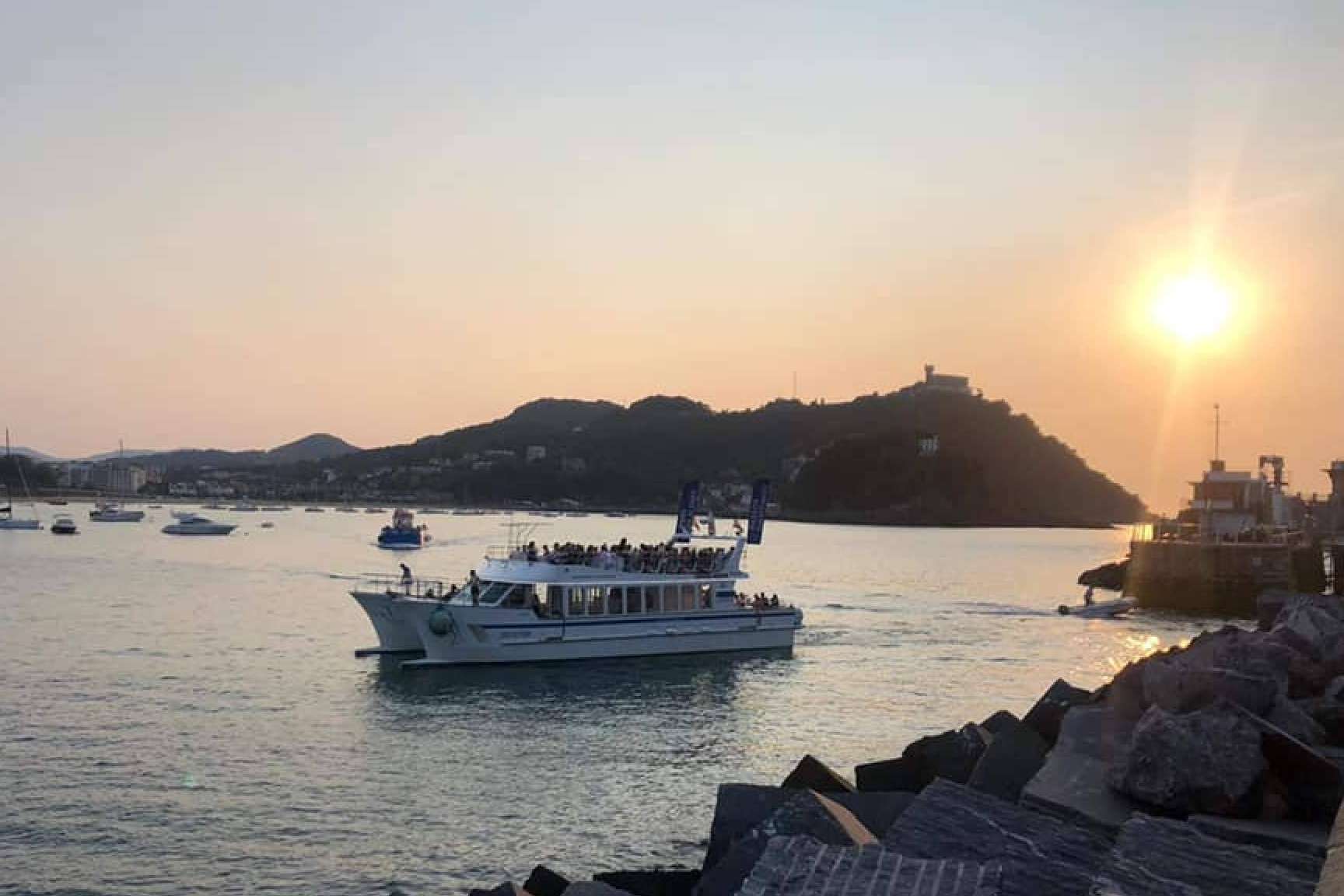 Celebrar eventos de empresa a bordo del catamarán Ciudad San Sebastián