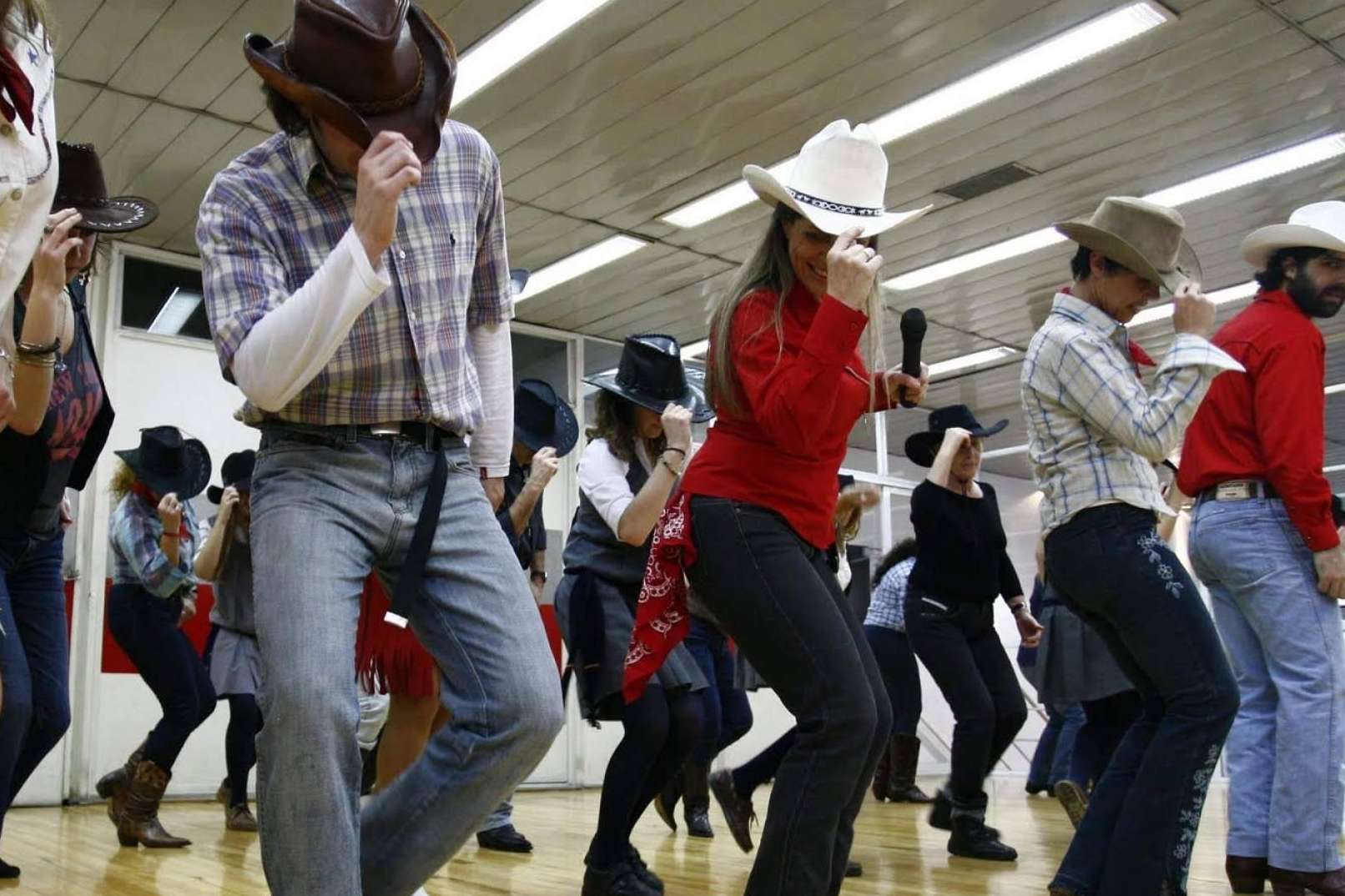 Adoptar el baile en línea estilo country como estilo de vida, por la Asociación de Bailes de Salón Dance GM