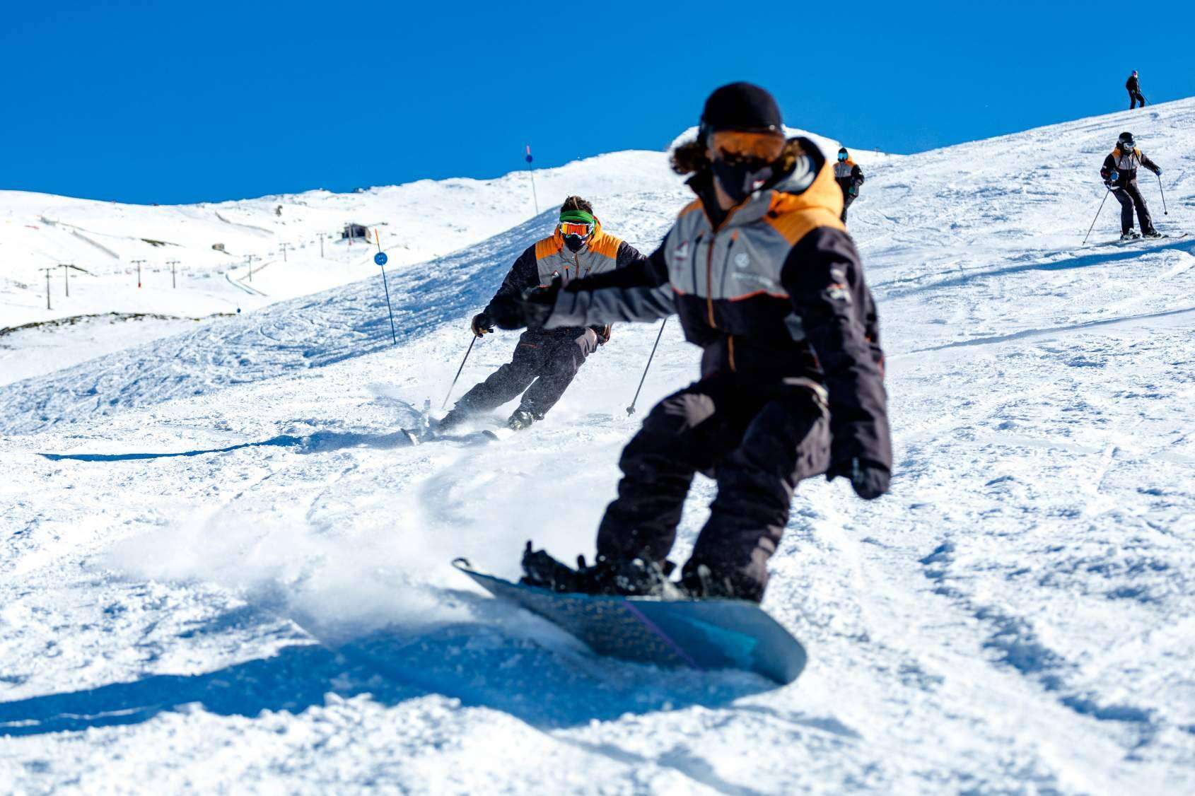 Clases y alquiler de equipos de esquí y snowboard en Sierra Nevada de la mano de Snowmotion