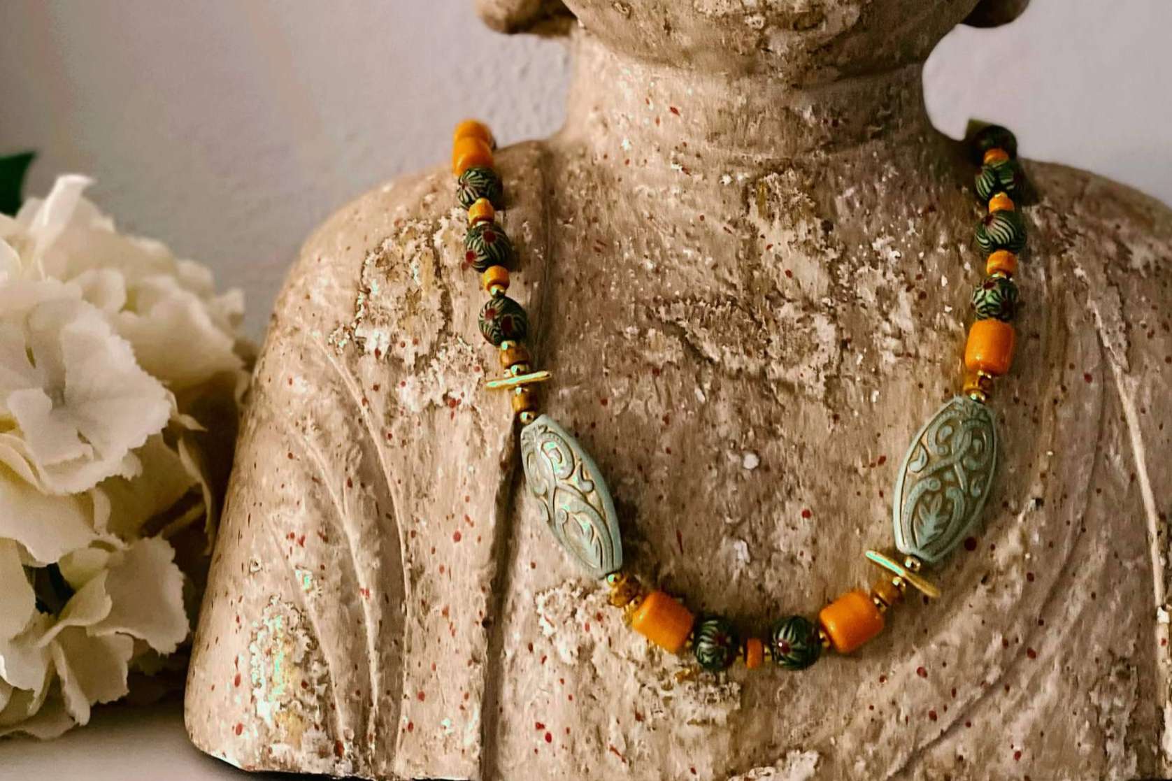 Famosa por sus bolsos de piel, la marca Lola Amara lanza su colección de complementos, gafas, collares y cinturones
