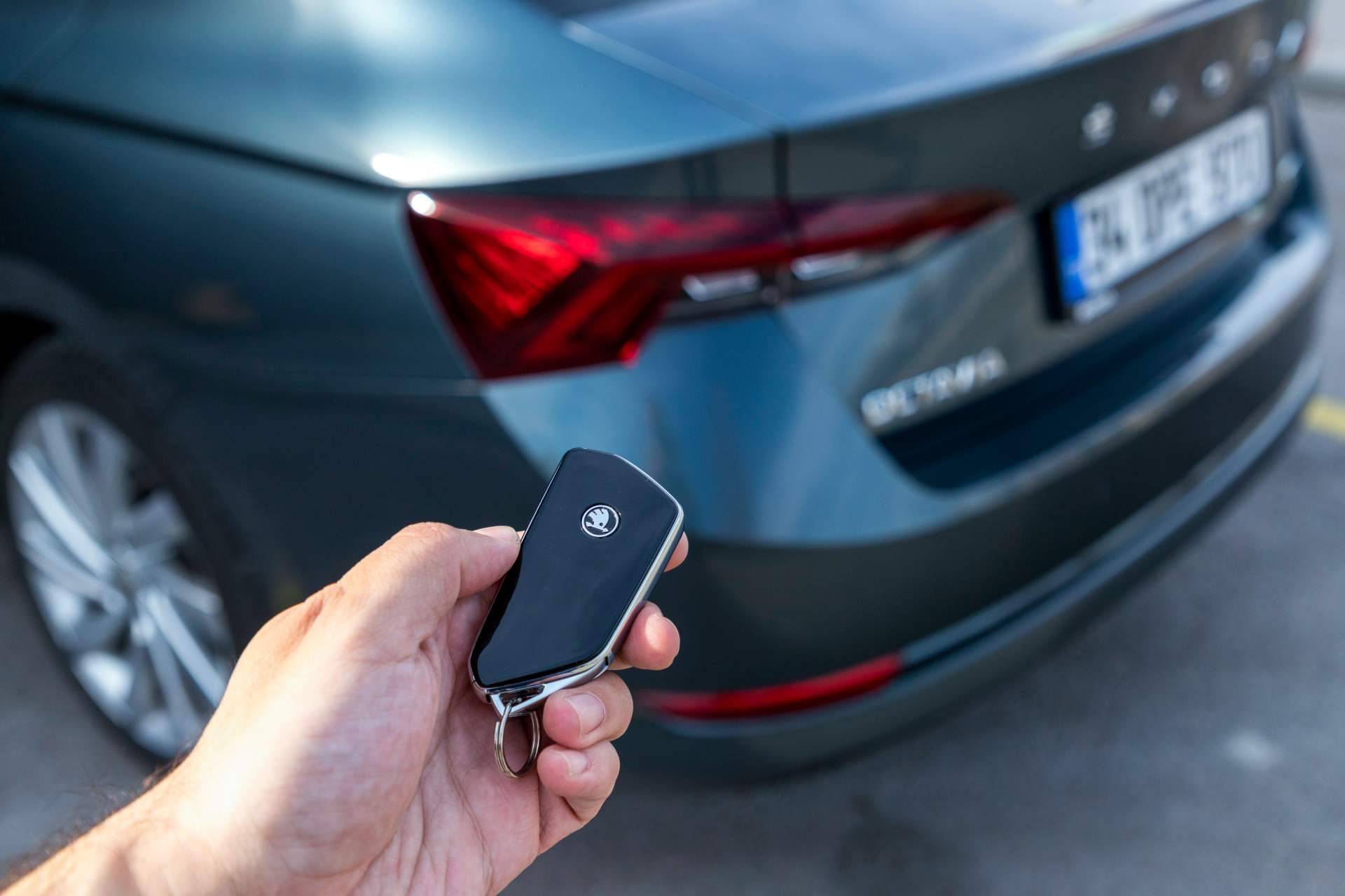 EGINER cuenta con técnicos expertos en realizar una copia llaves de coche en Barcelona