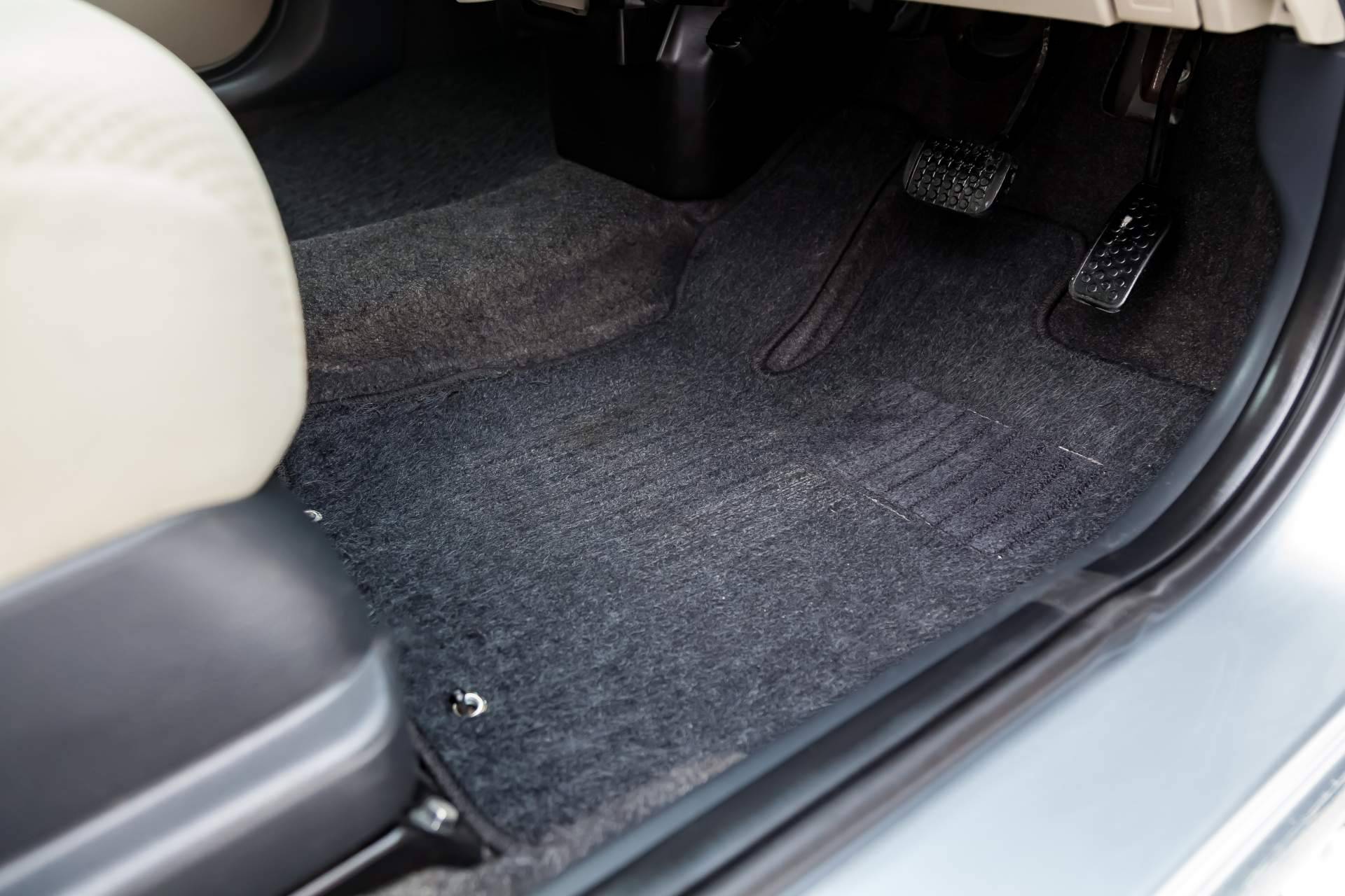 Las alfombrillas con bordes para coches de Distribuciones Cantelar