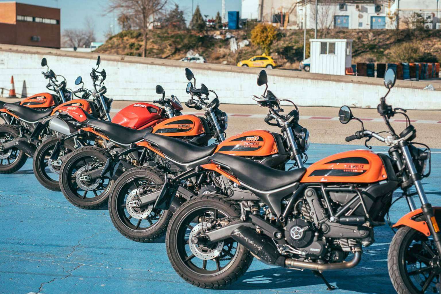 AUTOESCUELA 2000 enumera los diferentes tipos de permisos para conducir una moto