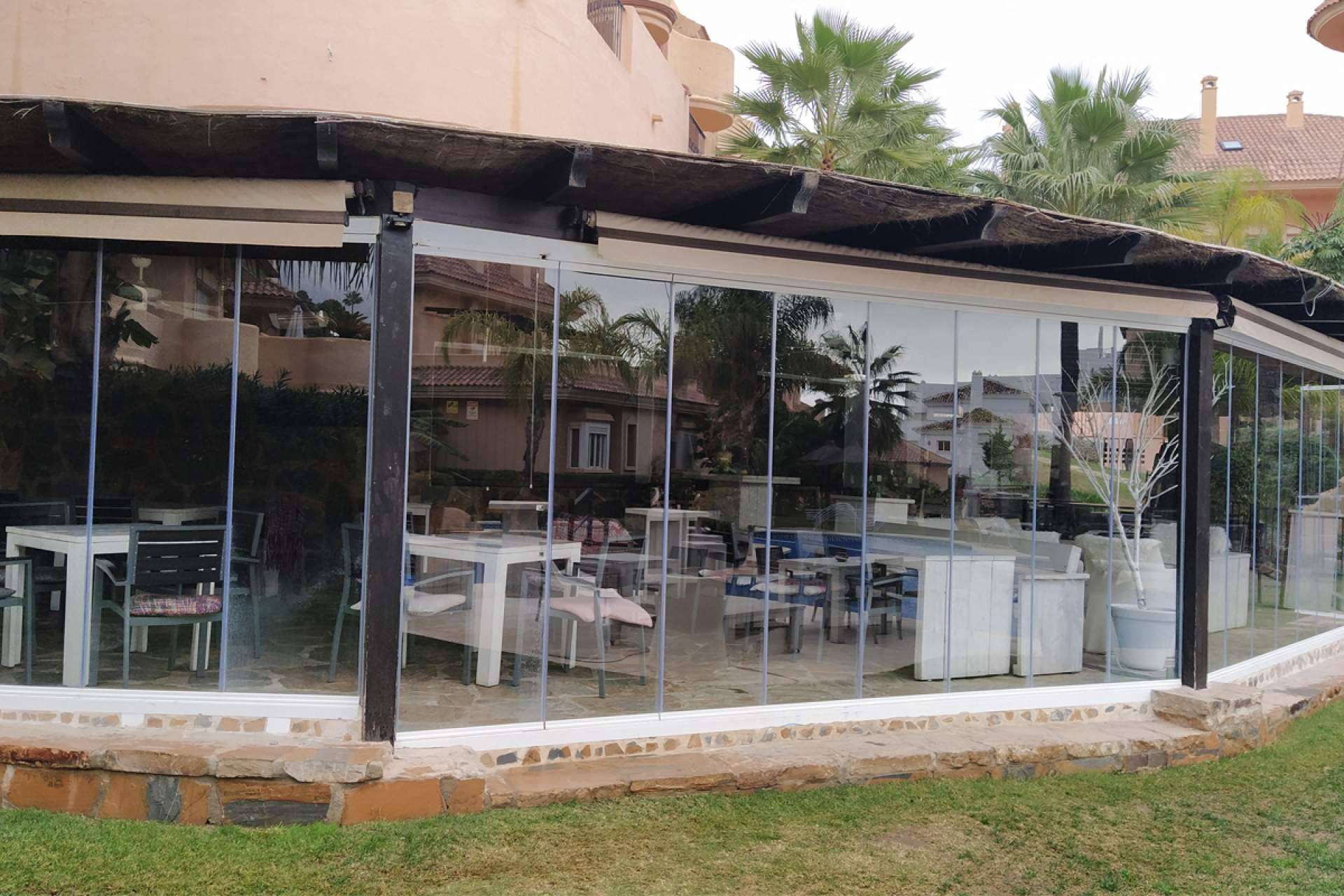 El uso de las cortinas de cristal de COVERTTO